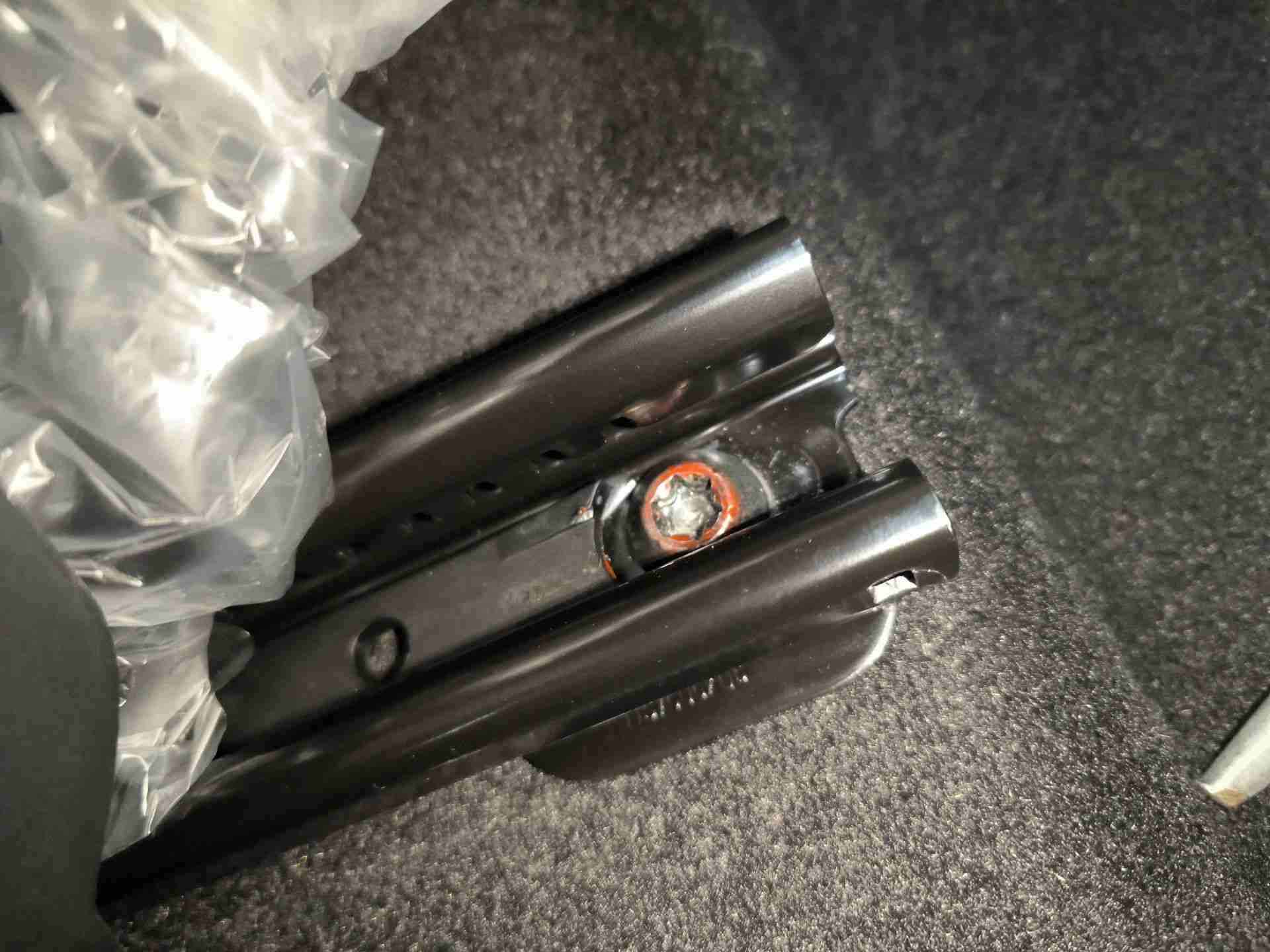 右前座椅滑轨拆卸痕迹实拍