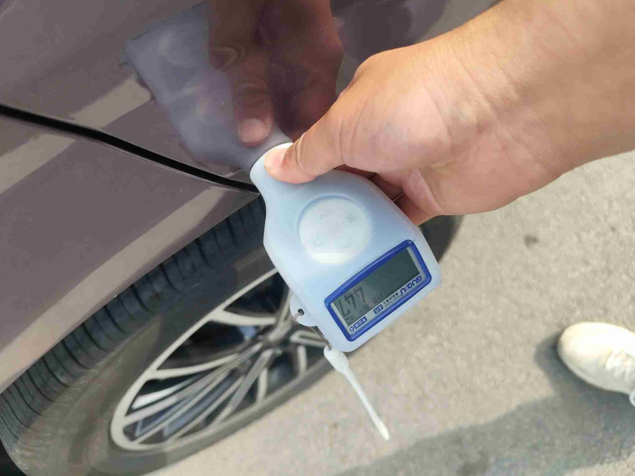 右侧后门钣金补漆痕迹实拍