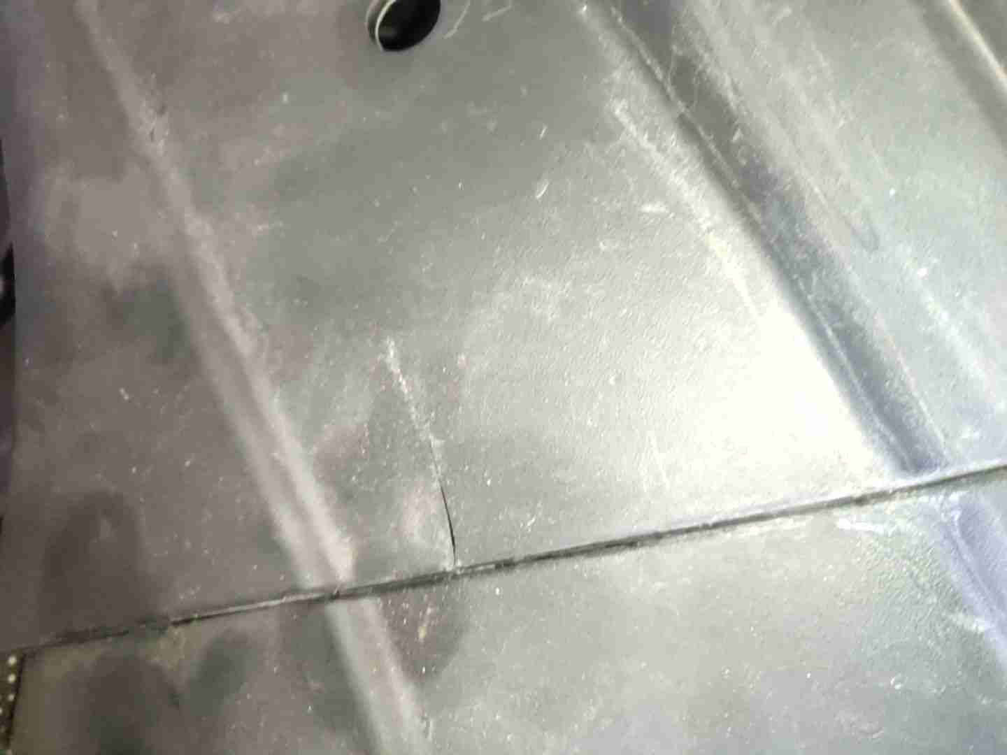 机舱上护板破损情况实拍