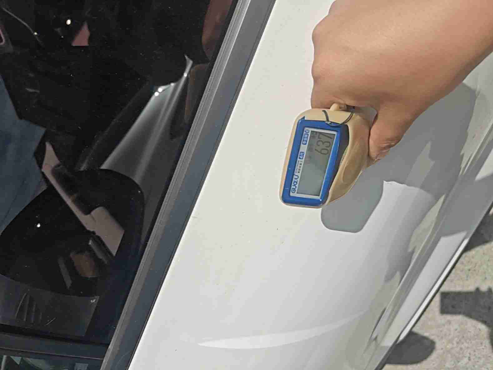 左侧前门钣金补漆痕迹实拍