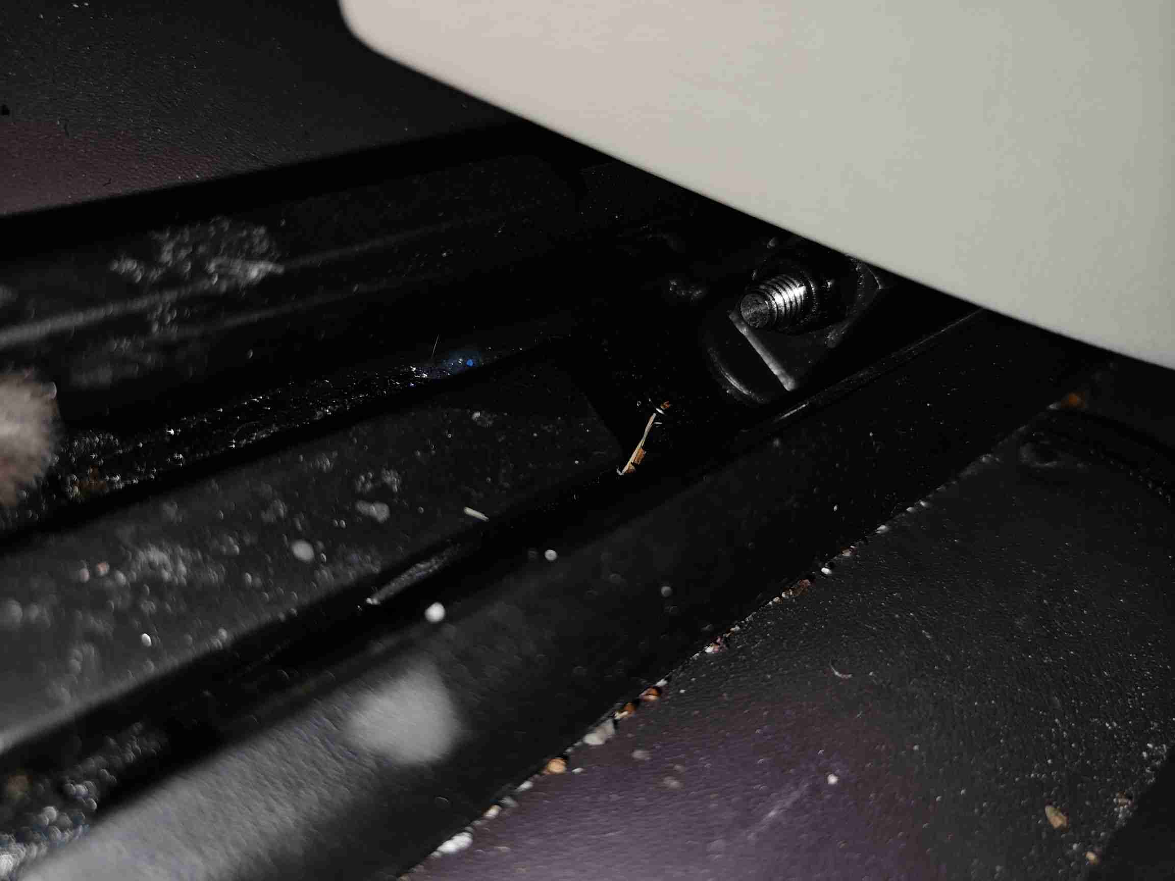 左前座椅滑轨拆卸痕迹实拍