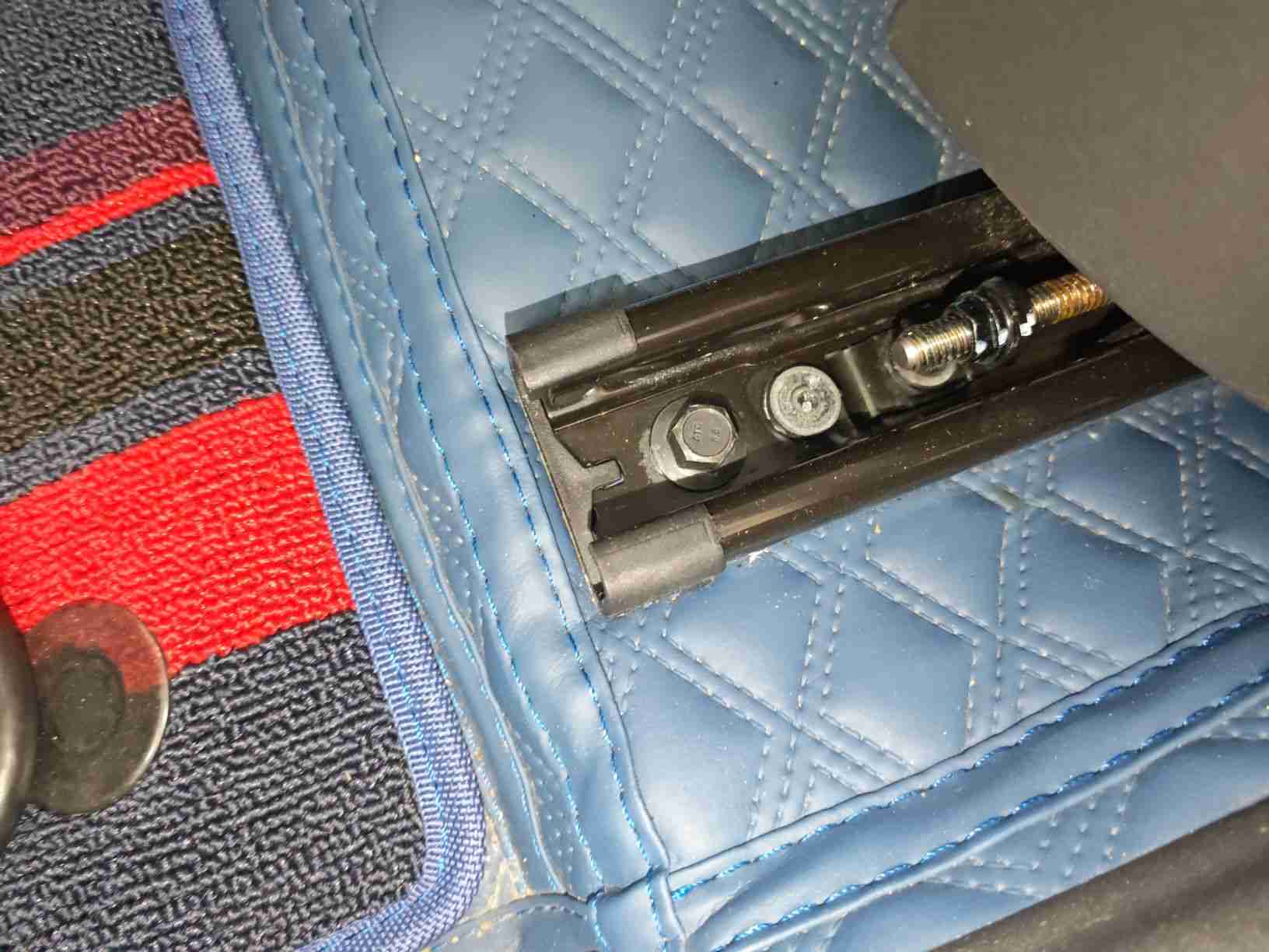 左前座椅滑轨拆卸痕迹及浮锈实拍