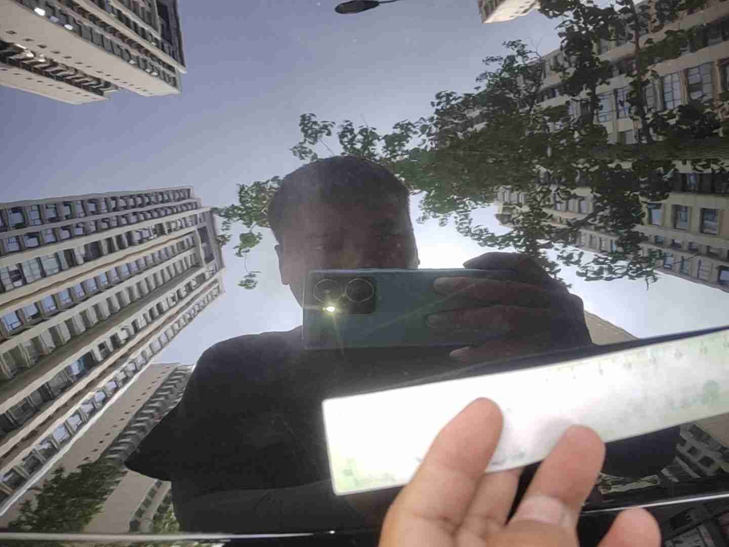 发动机舱盖漆面损伤实拍（未漏底漆）
