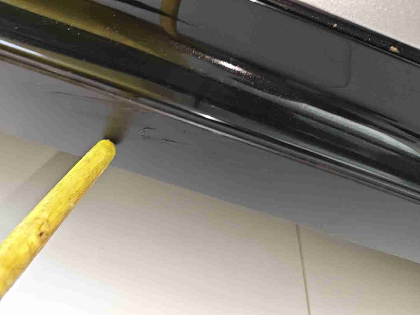 副驾驶侧底边梁塑料饰板刮伤实拍