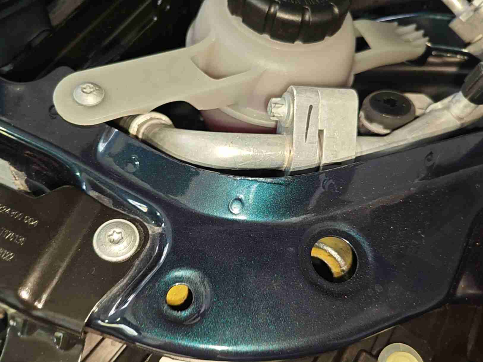 水箱框架局部钣金痕迹实拍