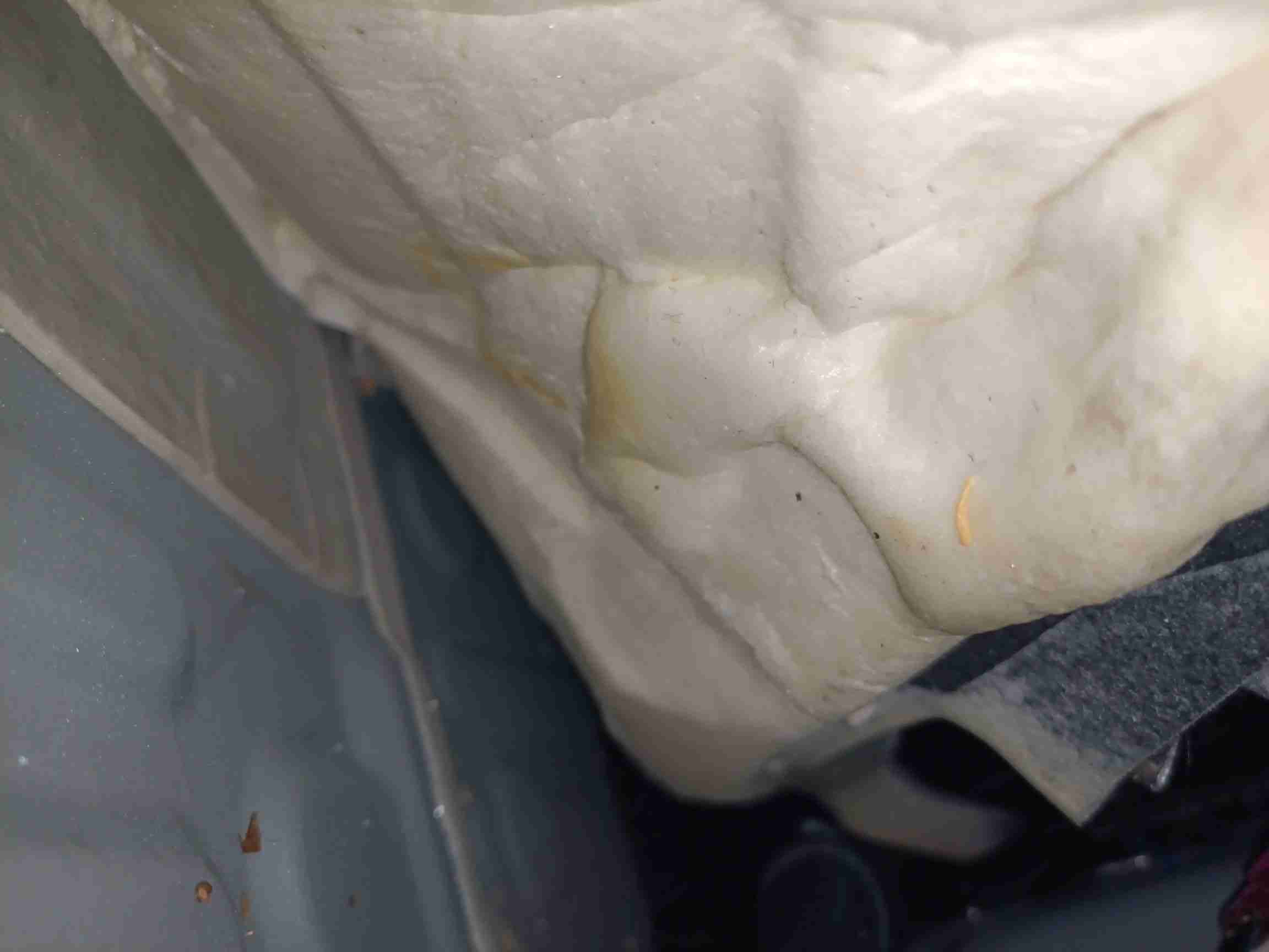 右前地毯局部水渍痕迹实拍