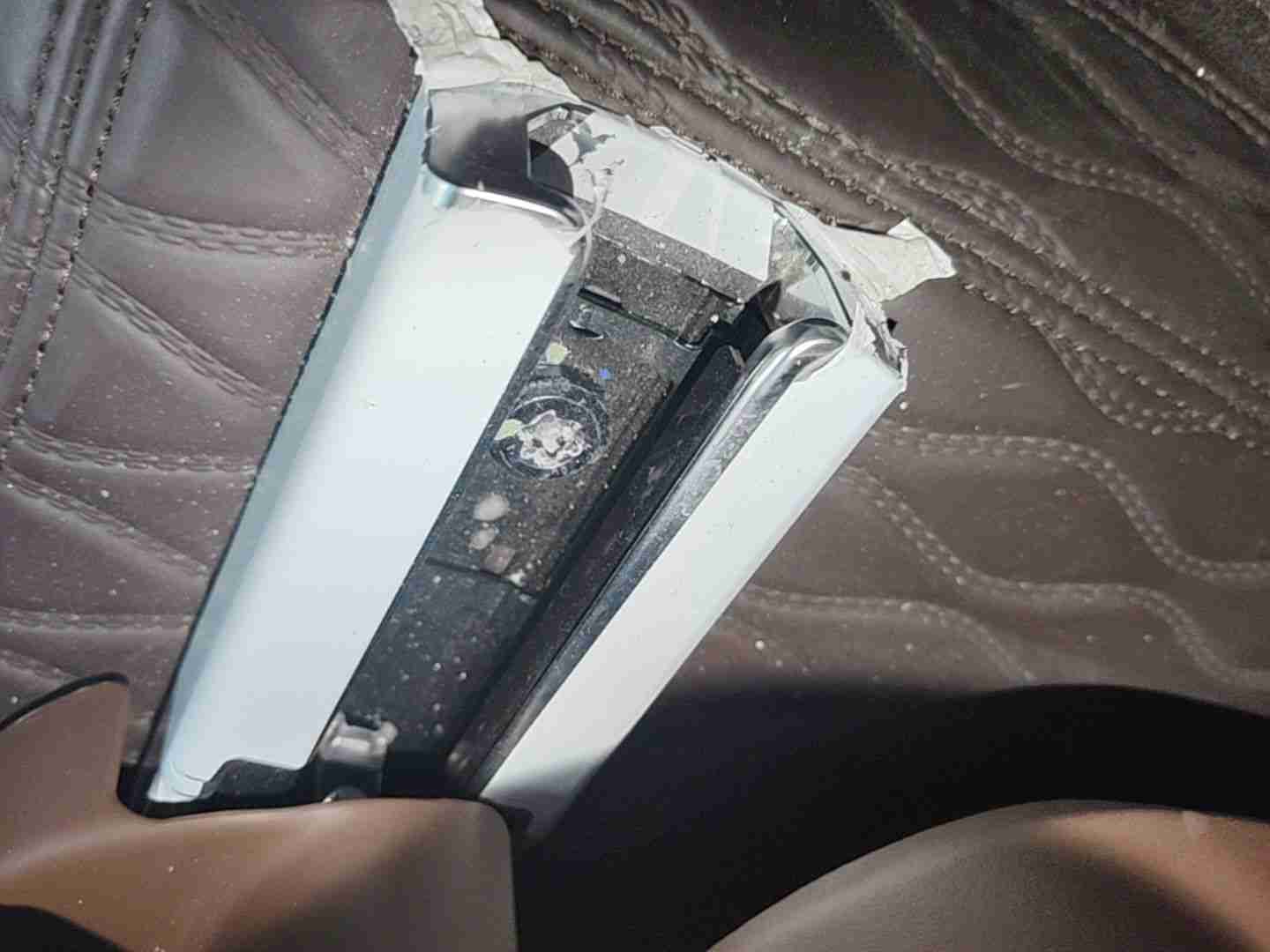左前座椅滑轨拆卸痕迹实拍