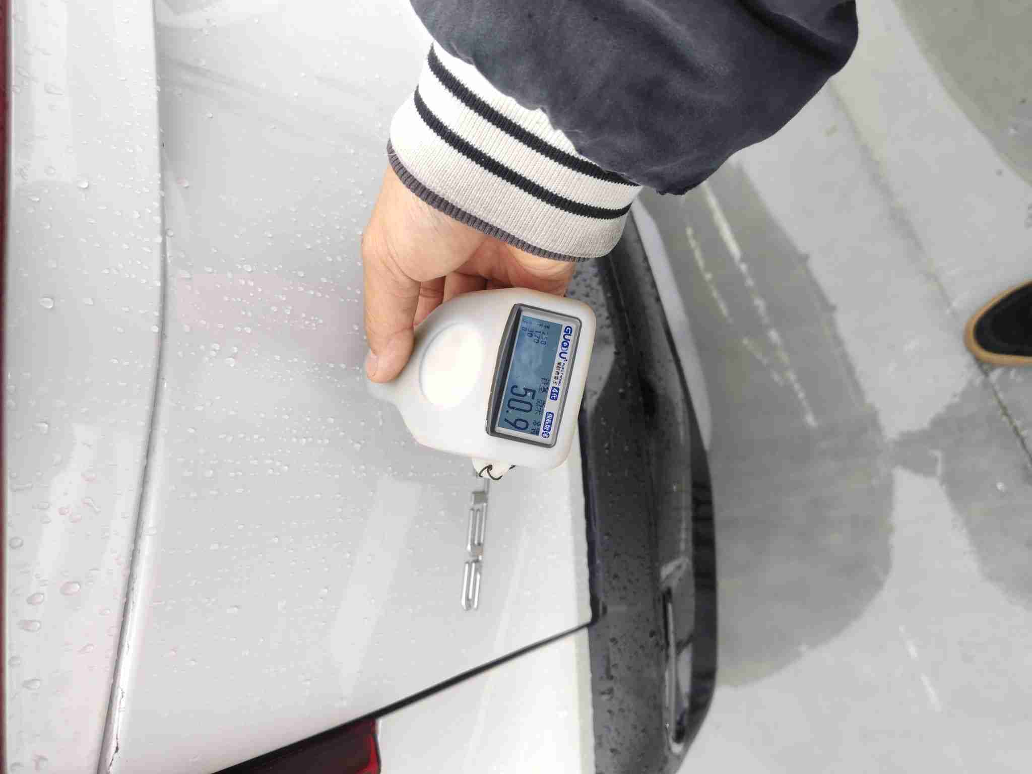 后备箱盖喷漆修复部位实拍
