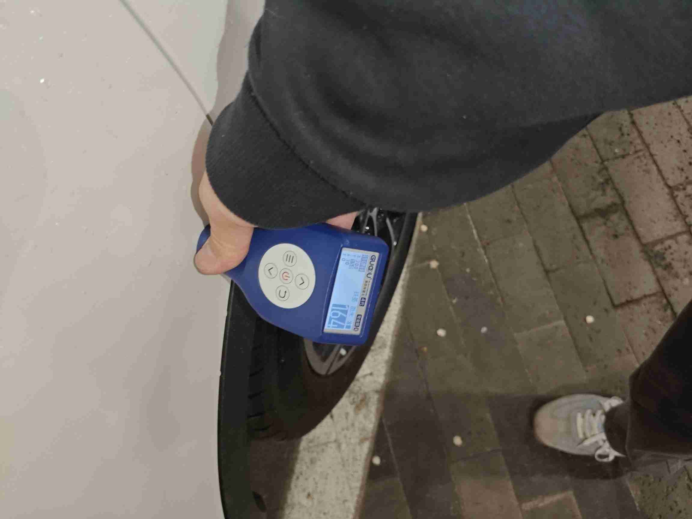 左侧后门喷漆修复痕迹实拍