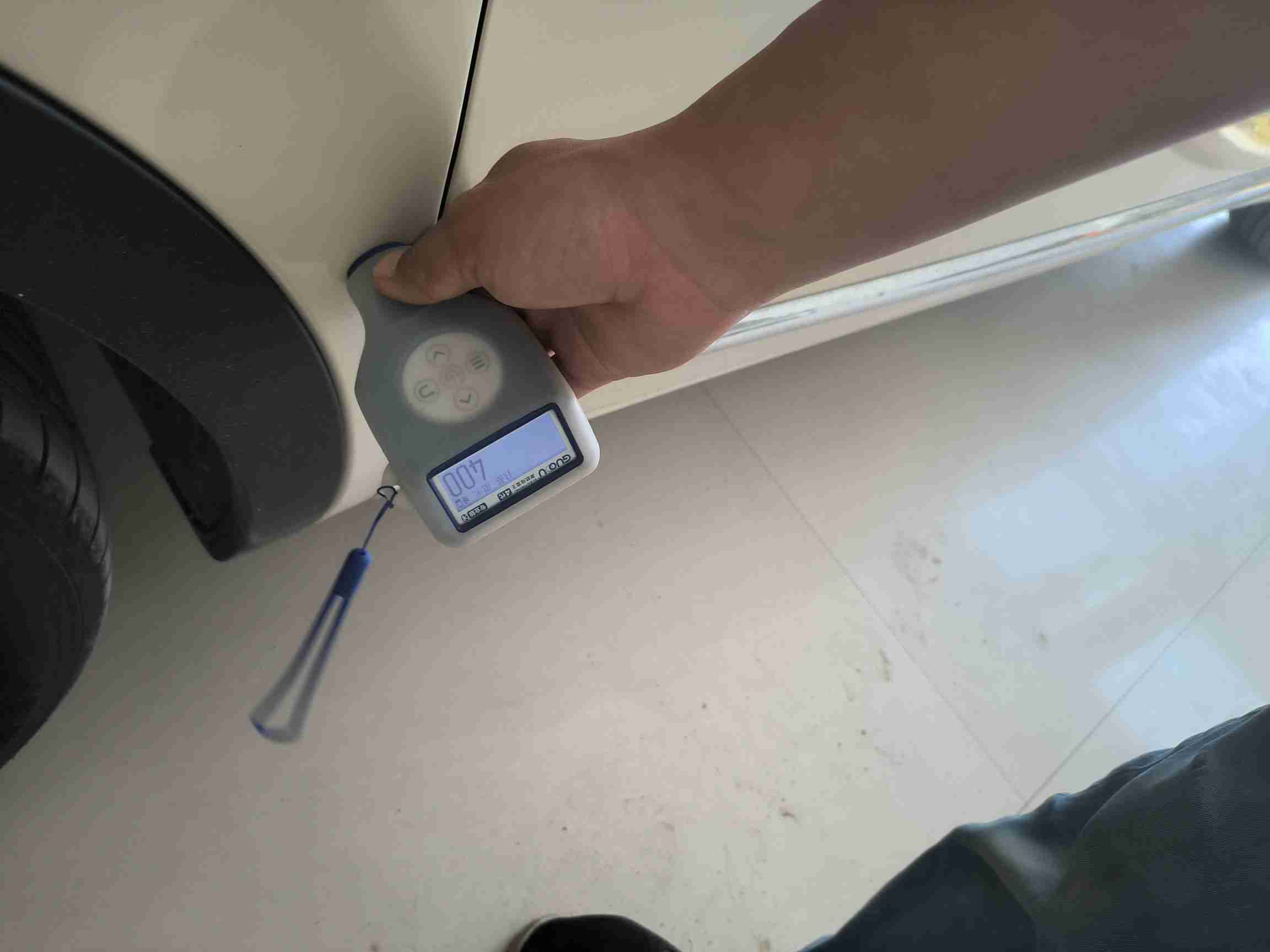 左前翼子板钣金修复痕迹实拍