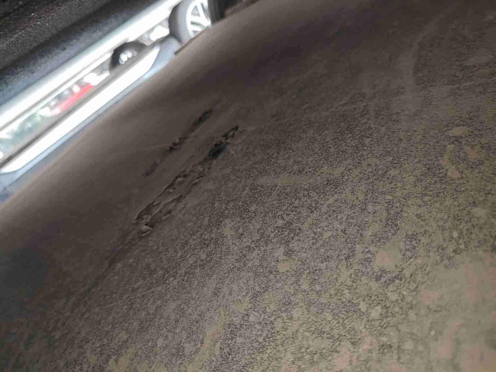 动力电池箱底护板剐蹭实拍