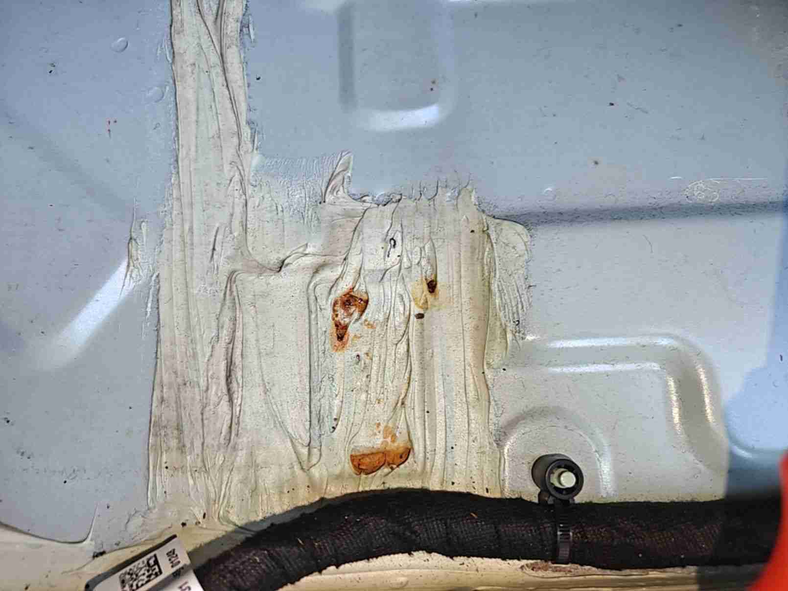左前底板隔音胶轻微浸水痕迹实拍