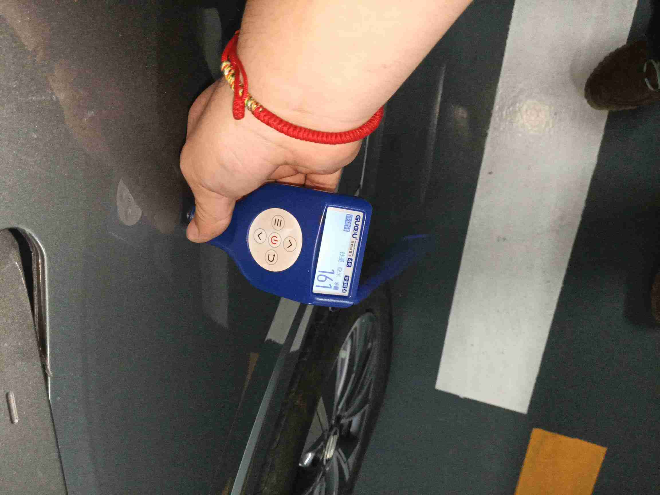右侧后门漆面补漆情况实拍
