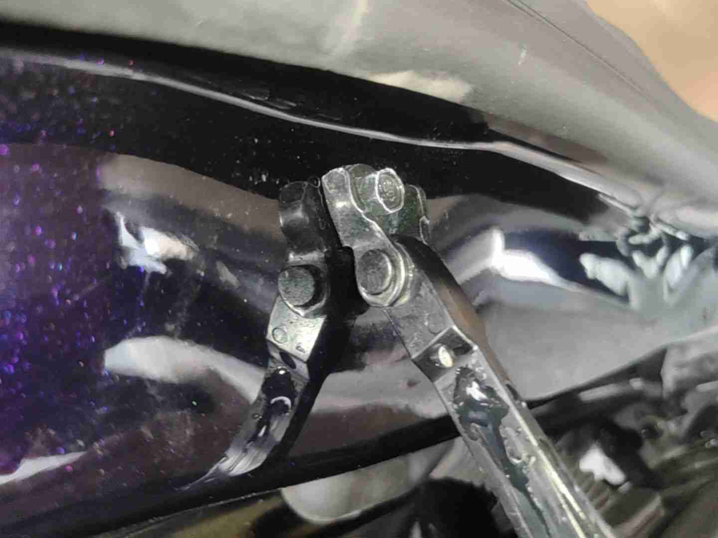 左A柱铰链拆卸痕迹实拍