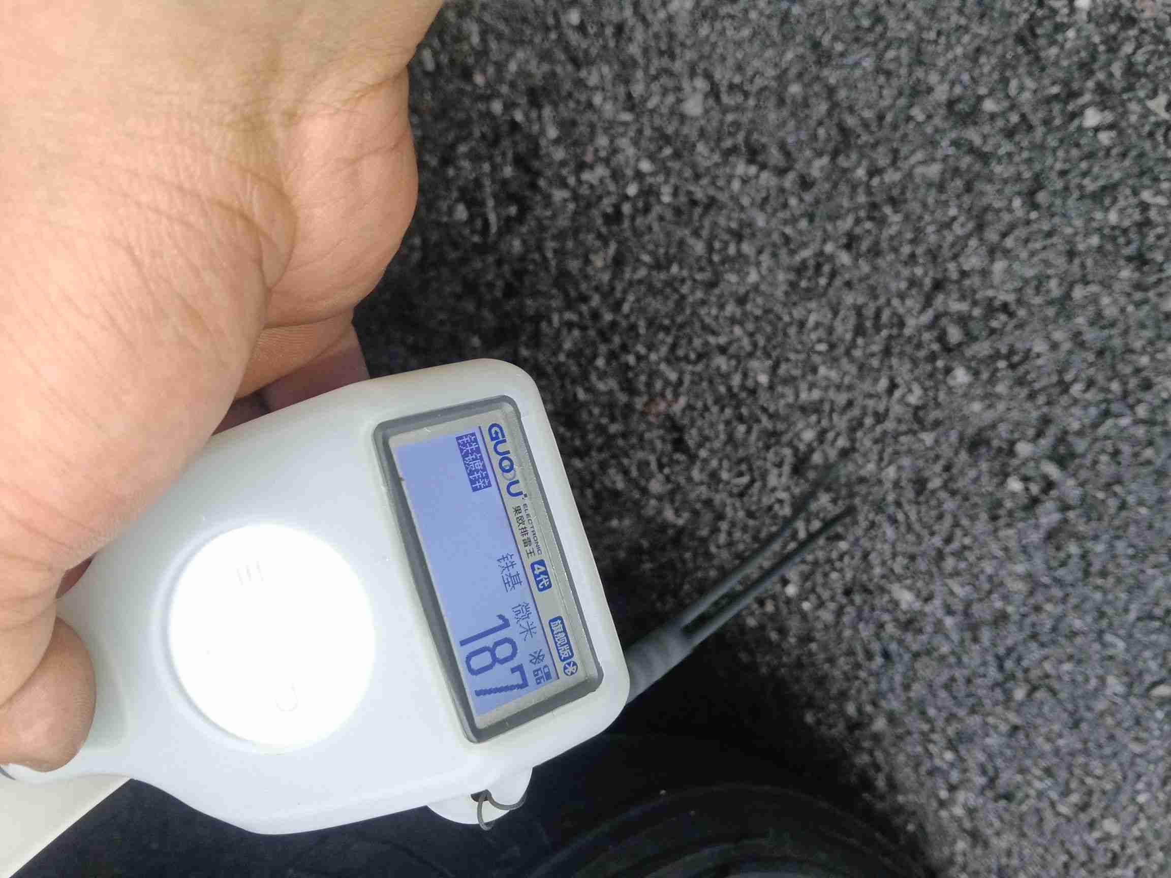 右后翼子板漆面喷漆痕迹实拍