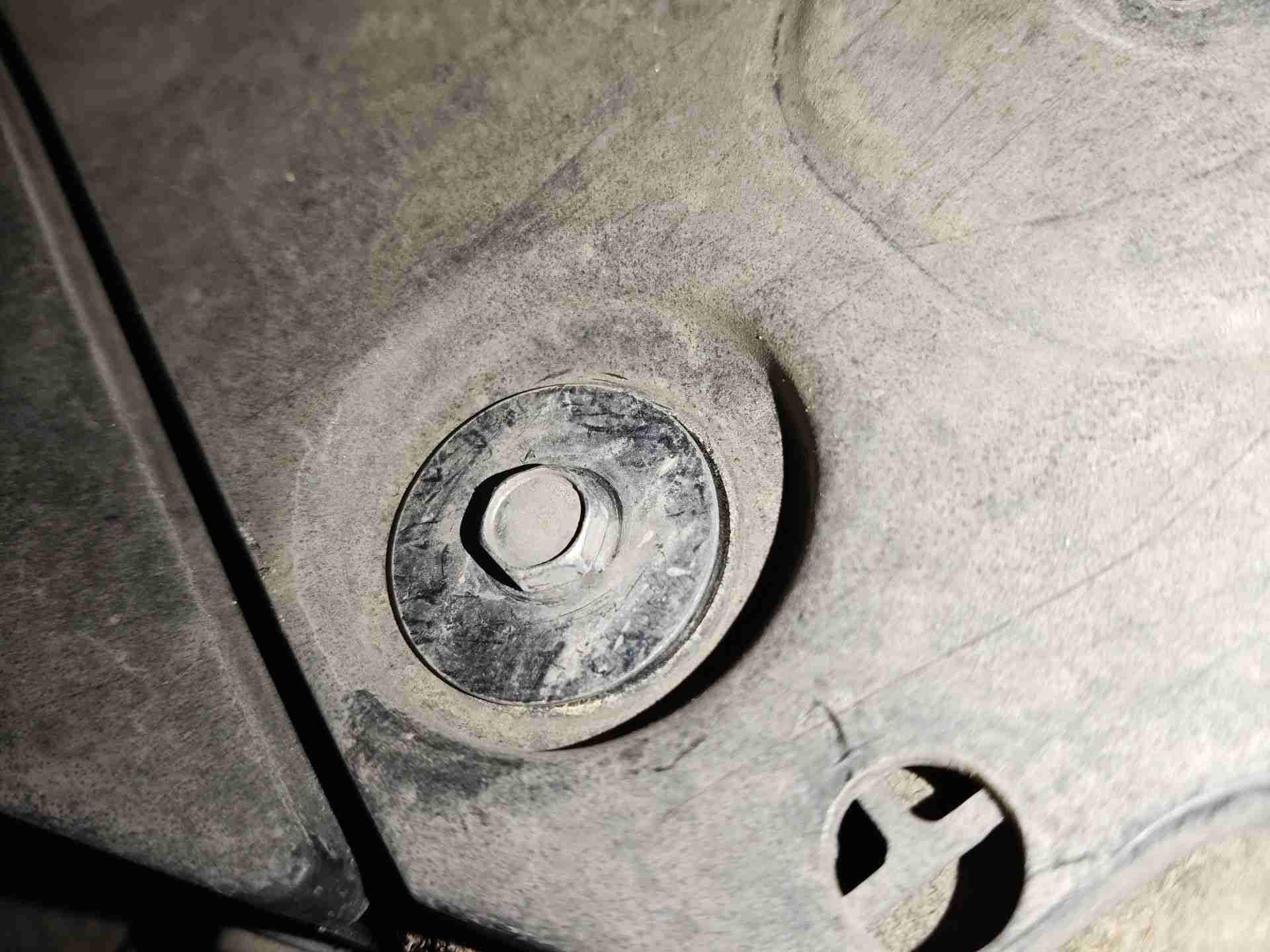 动力电池箱底护板拆卸痕迹实拍