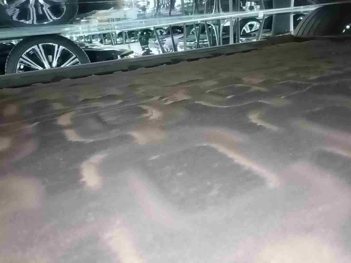 动力电池箱底护板轻微剐蹭实拍