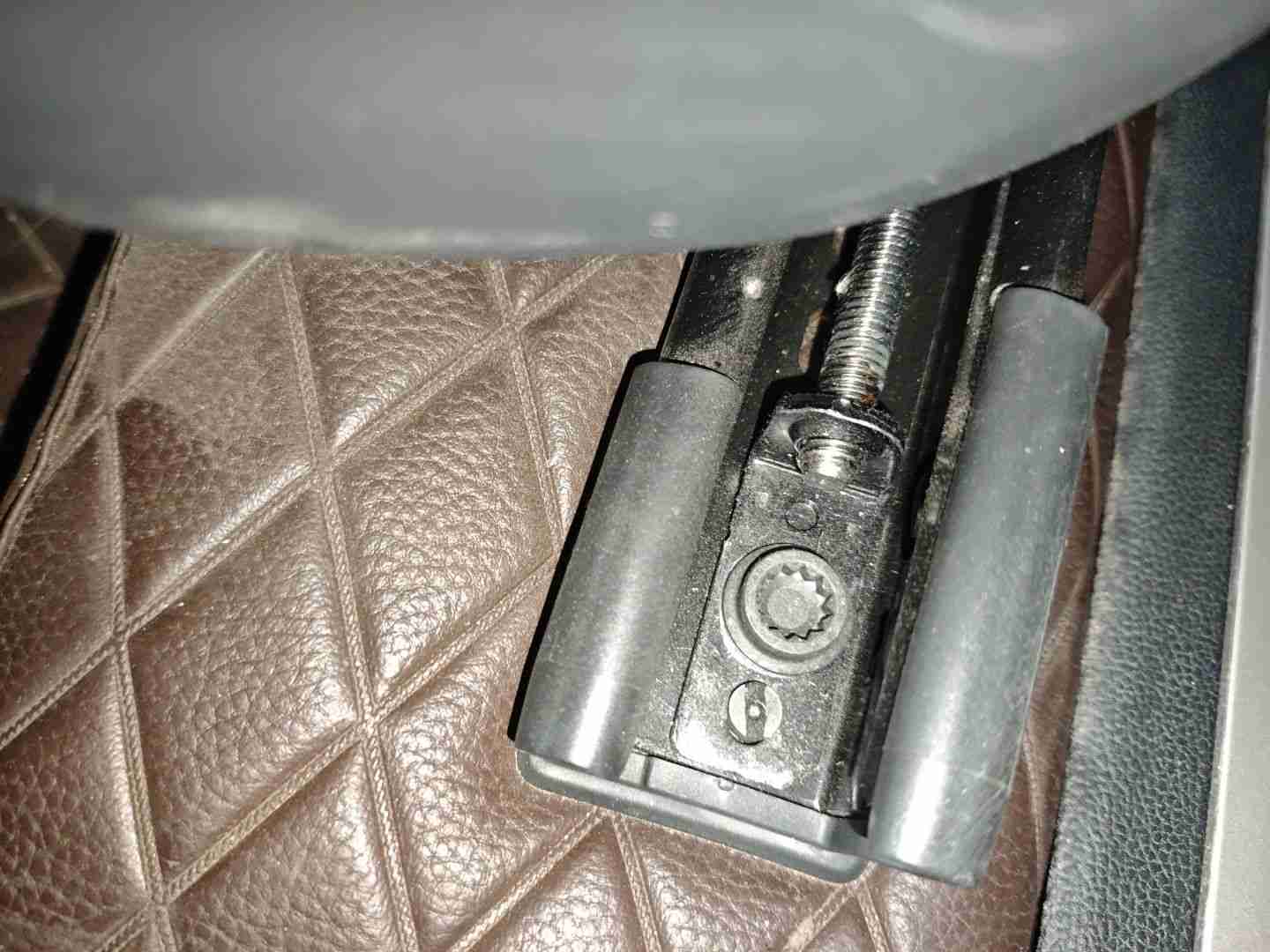 左前座椅滑轨拆卸痕迹实拍