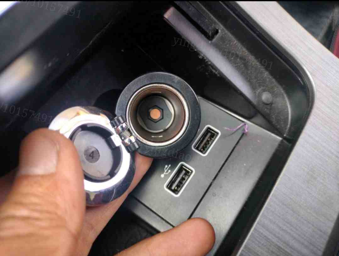 中控台局部轻微破损情况实拍