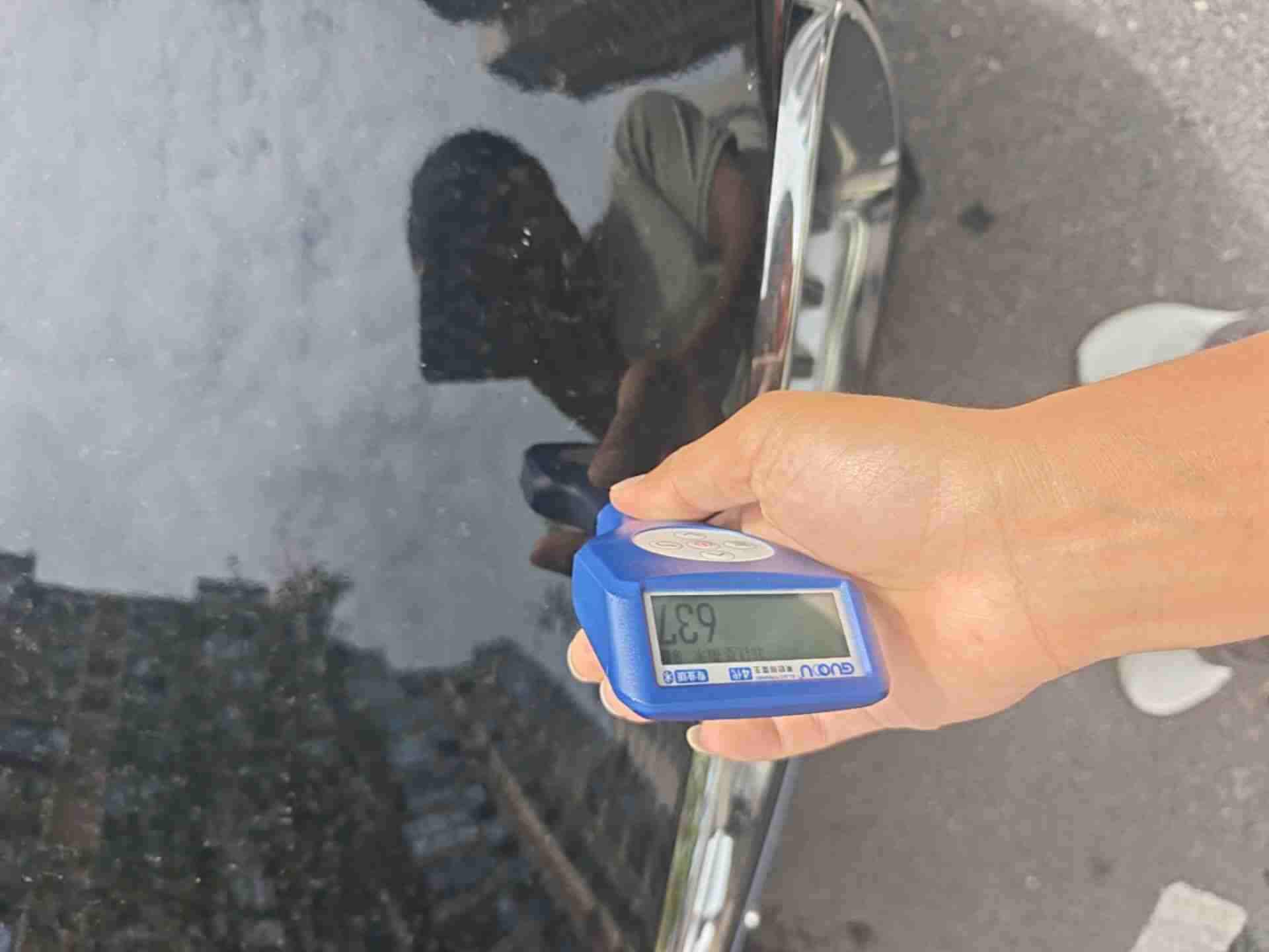 发动机舱盖钣金修复痕迹实拍