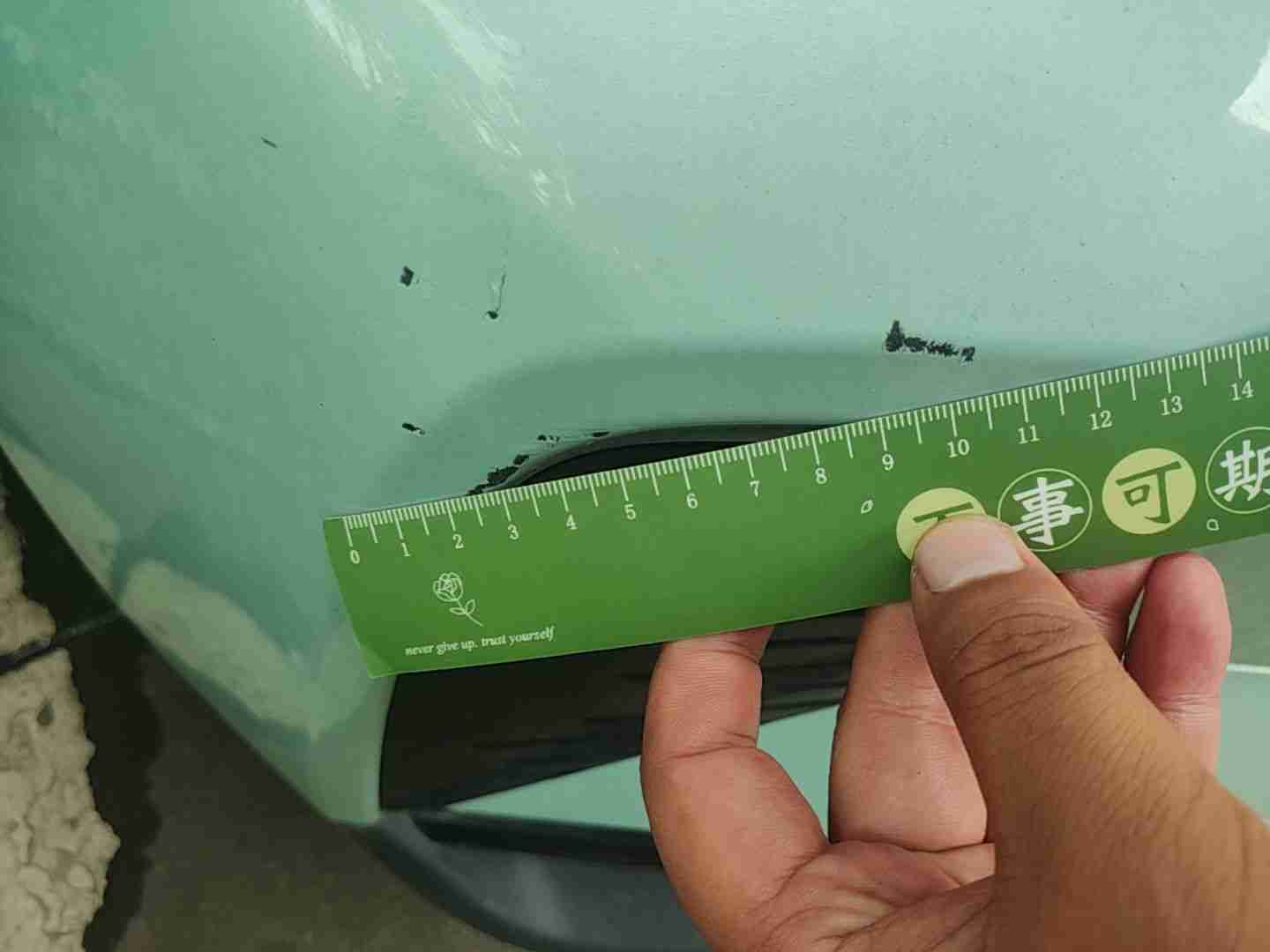 前保险杠漆面损伤实拍