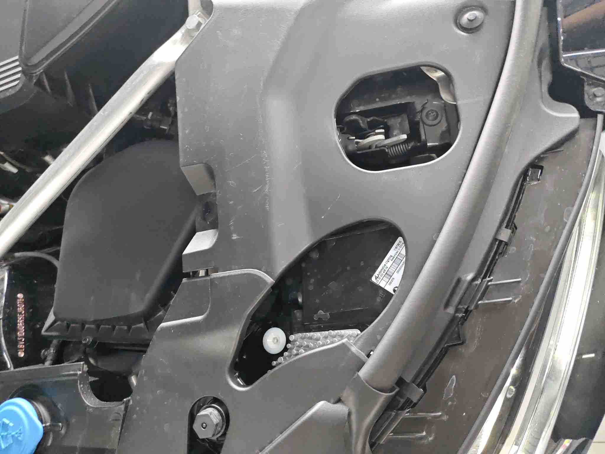 右前大灯更换痕迹实拍