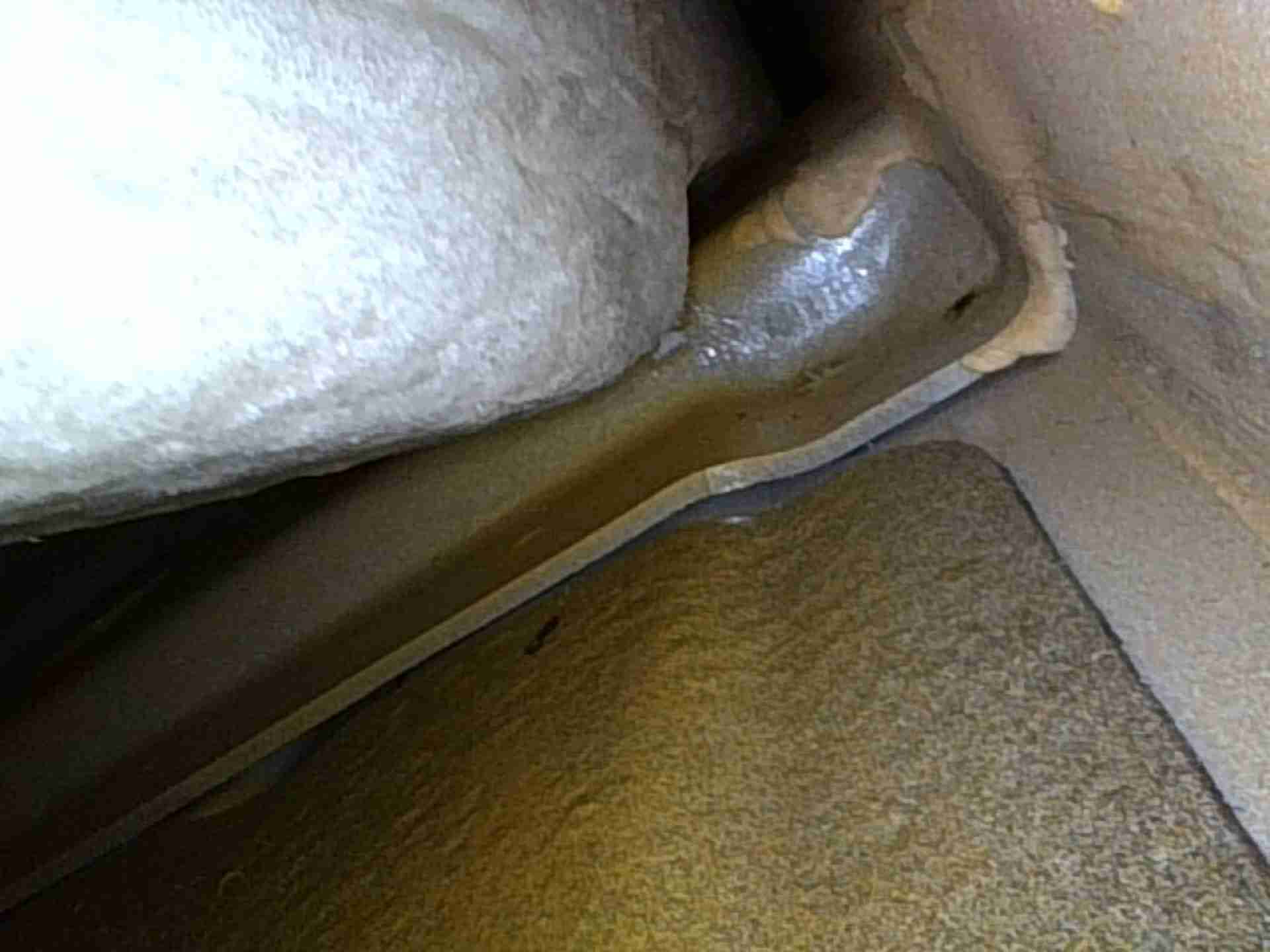 右前底板隔音胶浸水痕迹