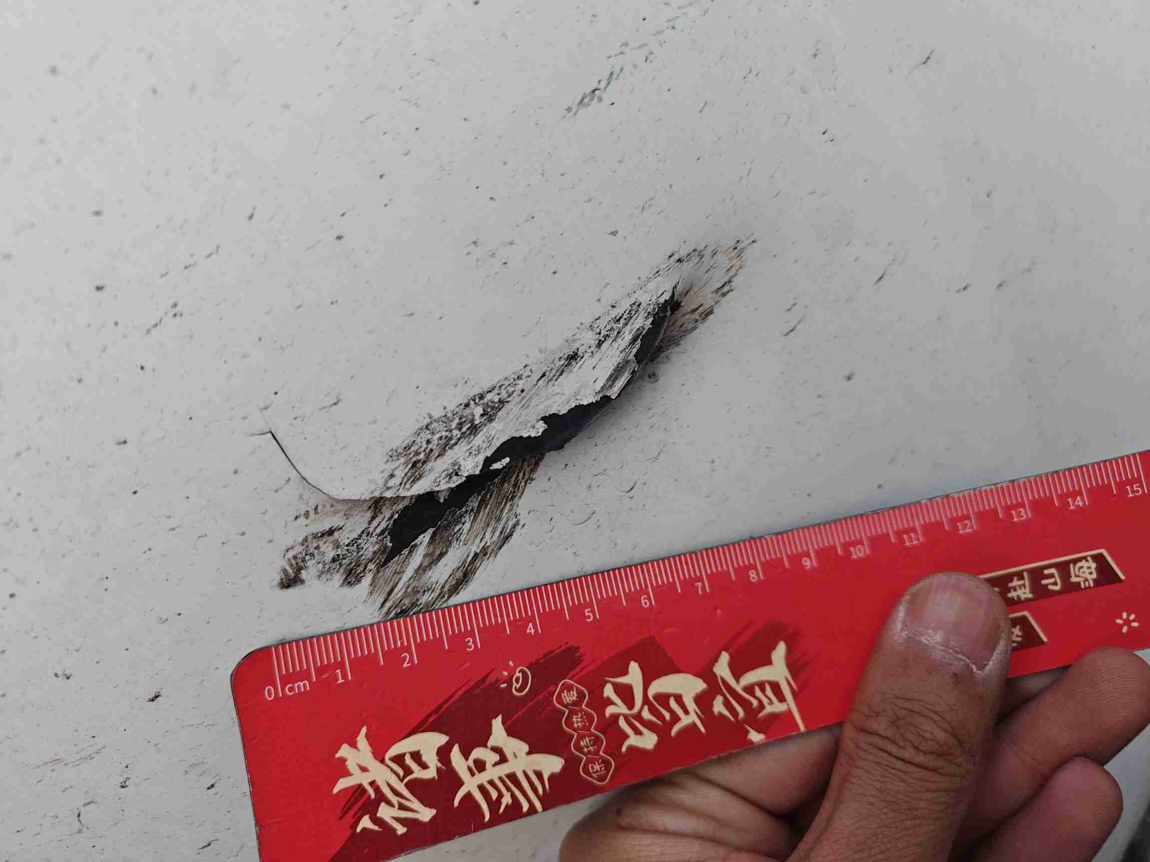 前保险杠破损处特写
