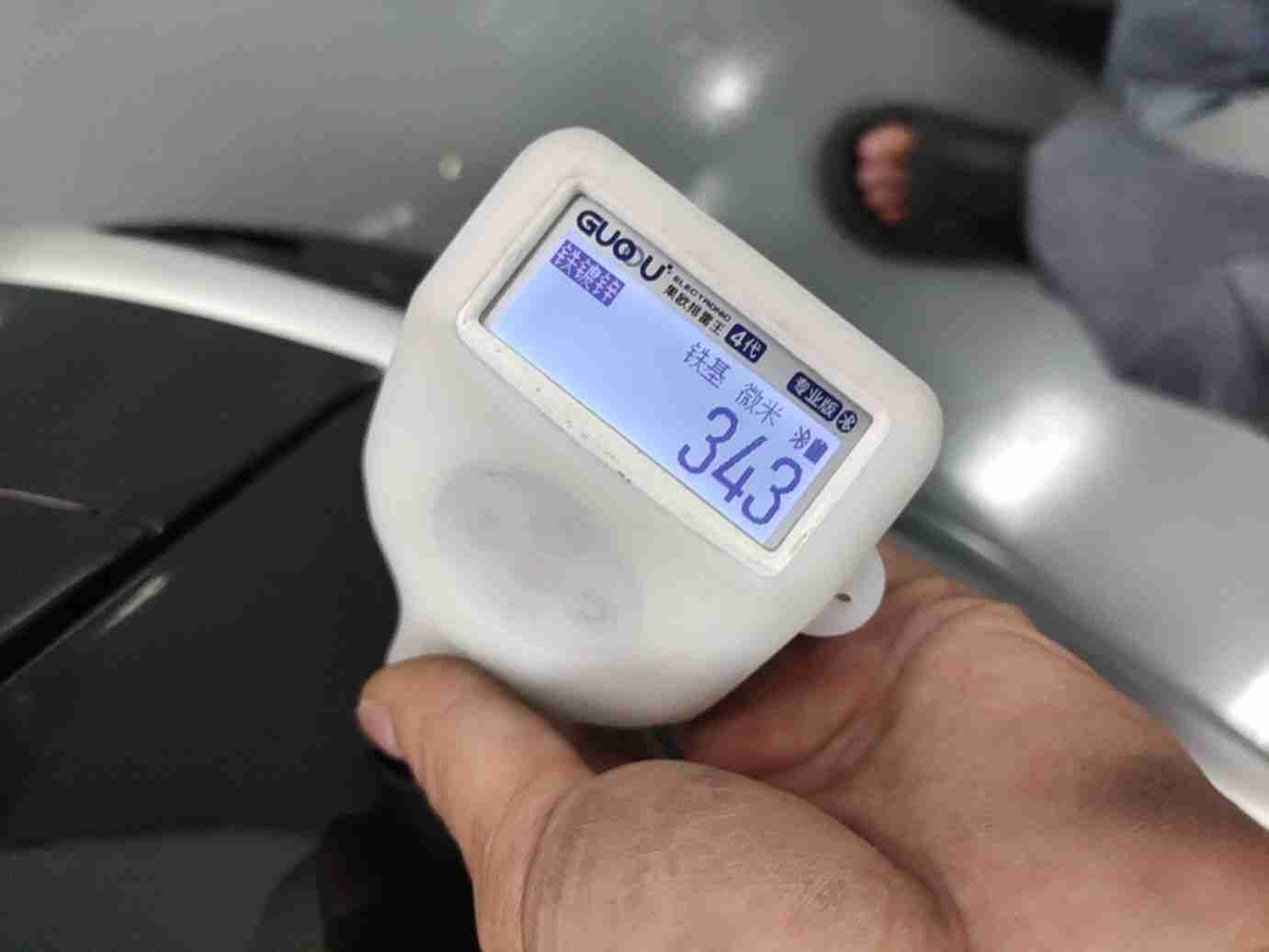 后备箱盖喷漆修复痕迹实拍