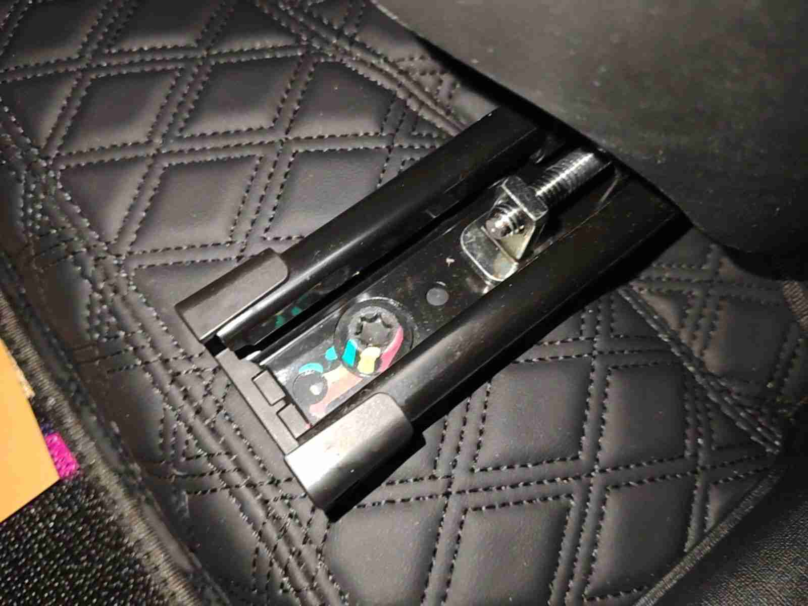 左前座椅滑轨拆卸痕迹实拍