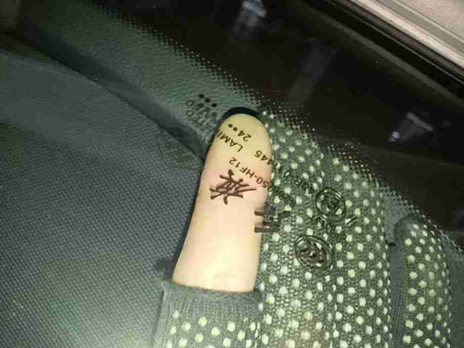前风挡玻璃更换标识实拍