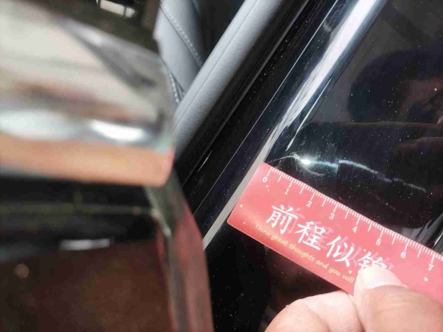 右B柱内侧轻微变形实拍
