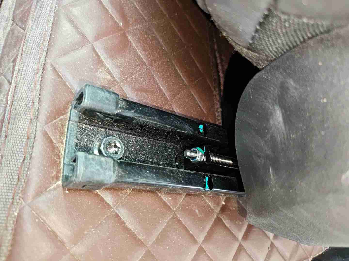 左前座椅滑轨拆卸痕迹实拍