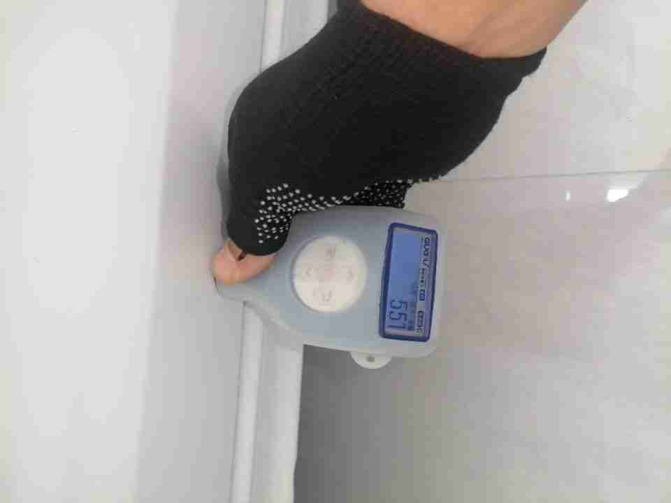 右侧后门钣金补漆痕迹实拍