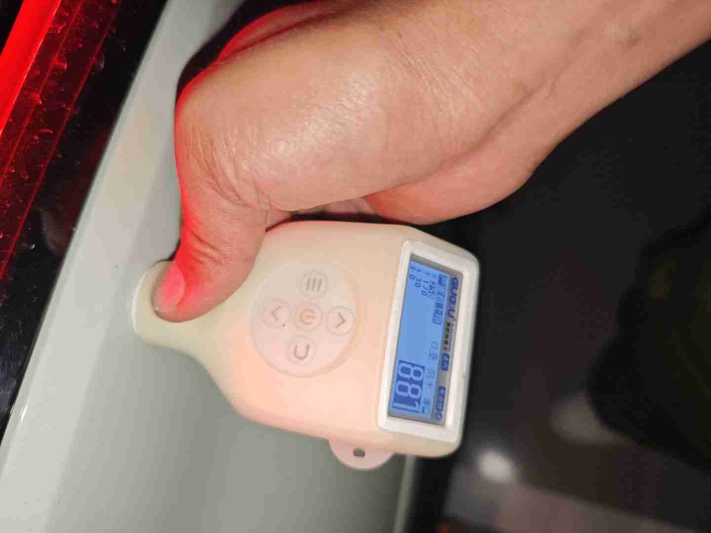 后备箱盖漆面钣金修复痕迹实拍