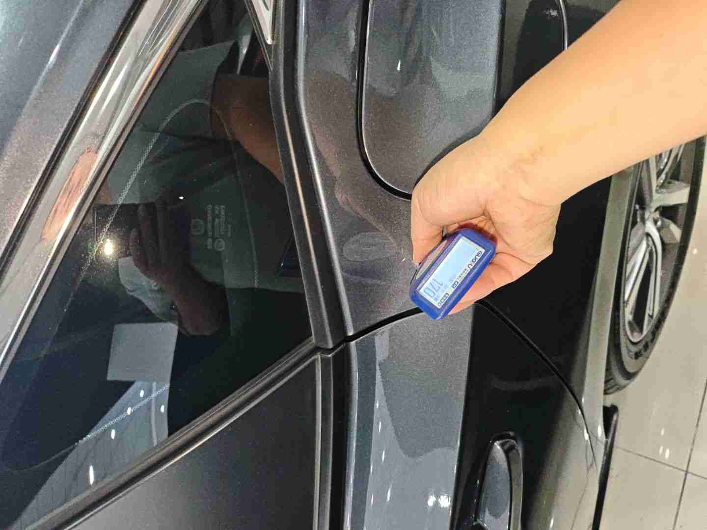 左C柱外侧漆面喷漆痕迹实拍