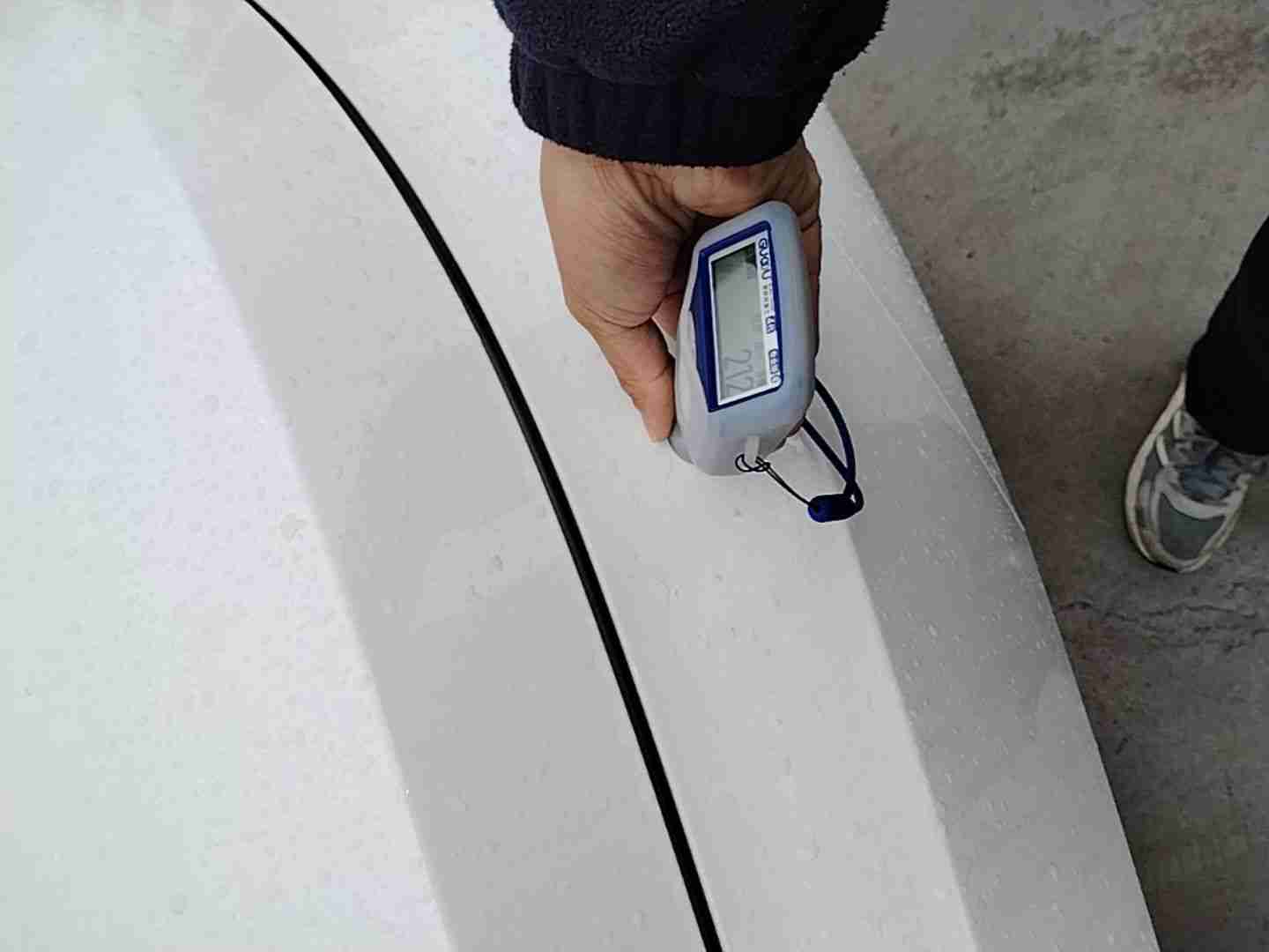 右前翼子板漆面钣金修复痕迹实拍