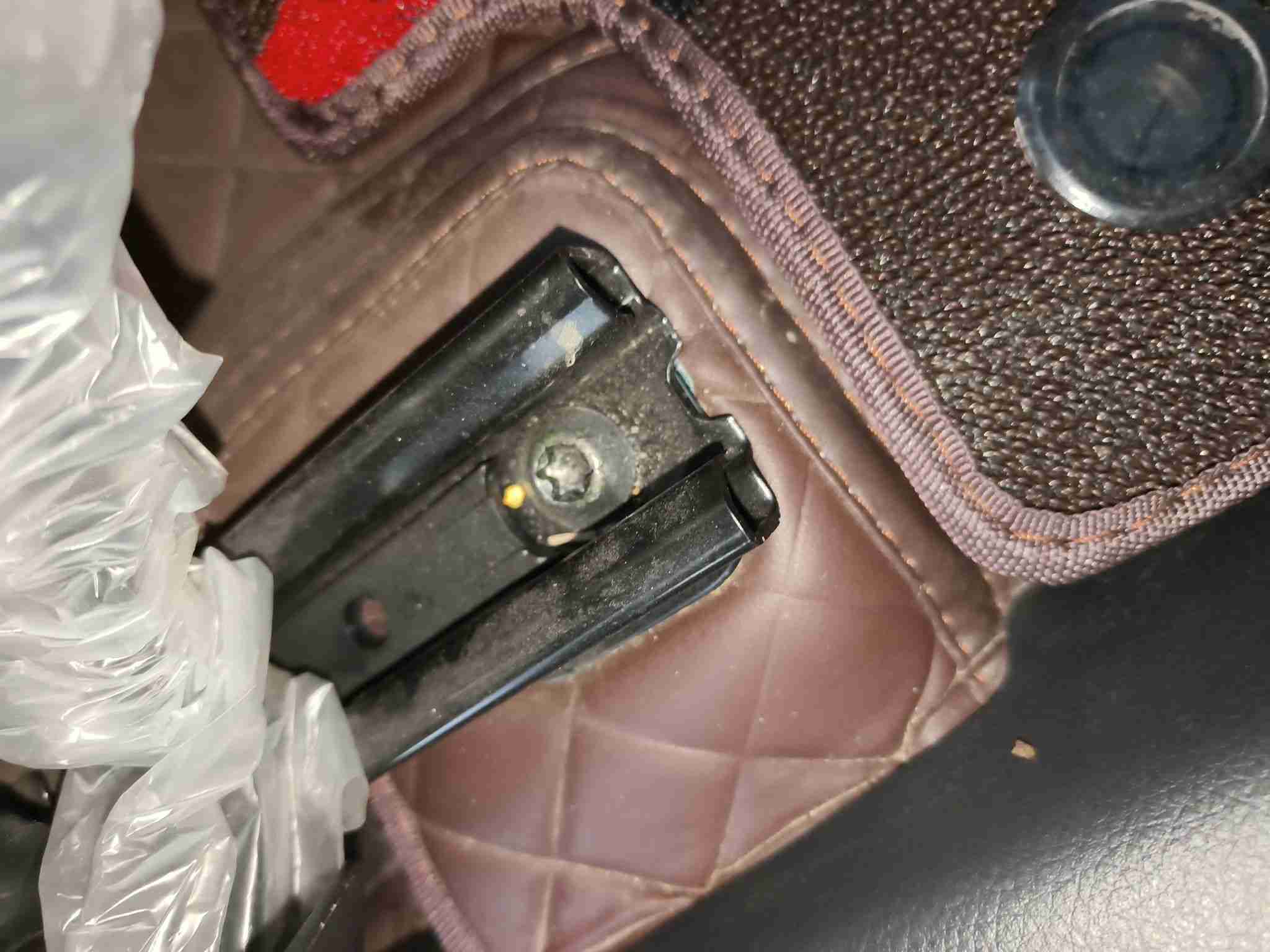 右前座椅滑轨拆卸痕迹实拍