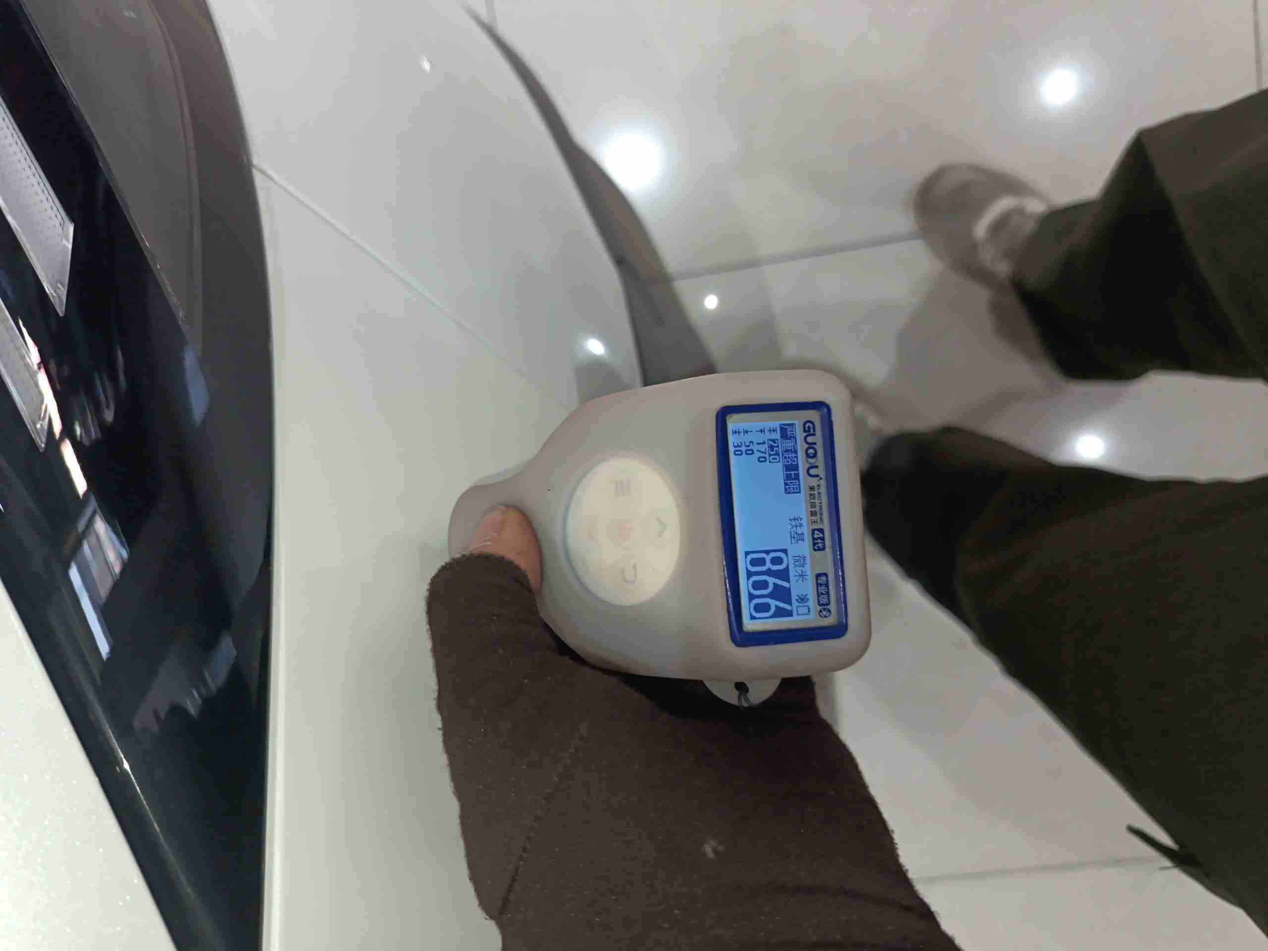 右前翼子板漆面修复情况