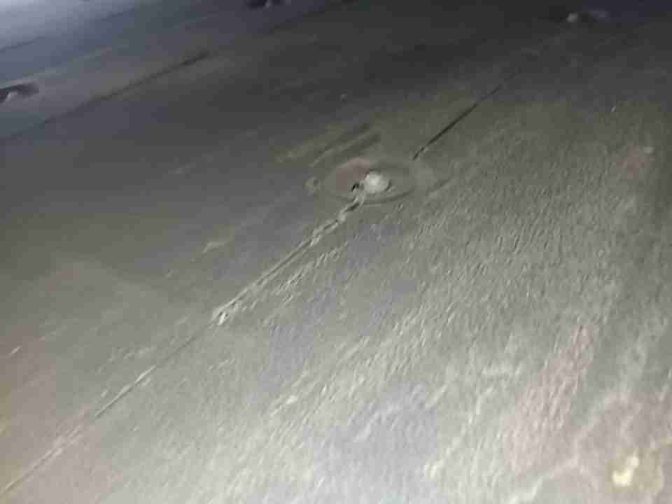 动力电池箱底护板剐蹭痕迹实拍