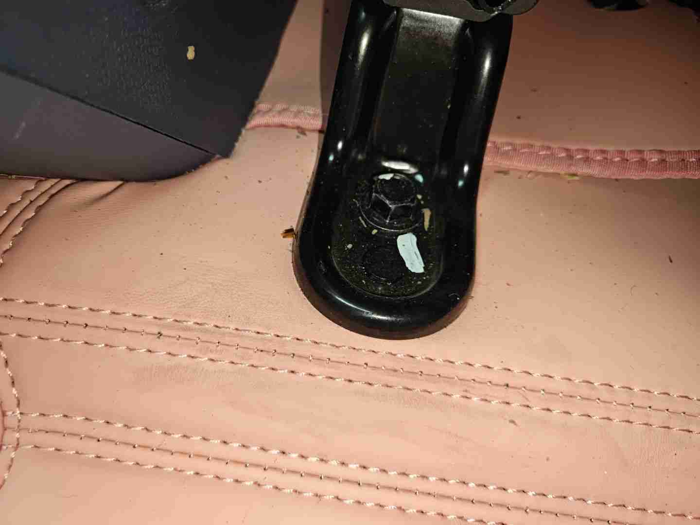 左前座椅滑轨螺丝拧动痕迹实拍