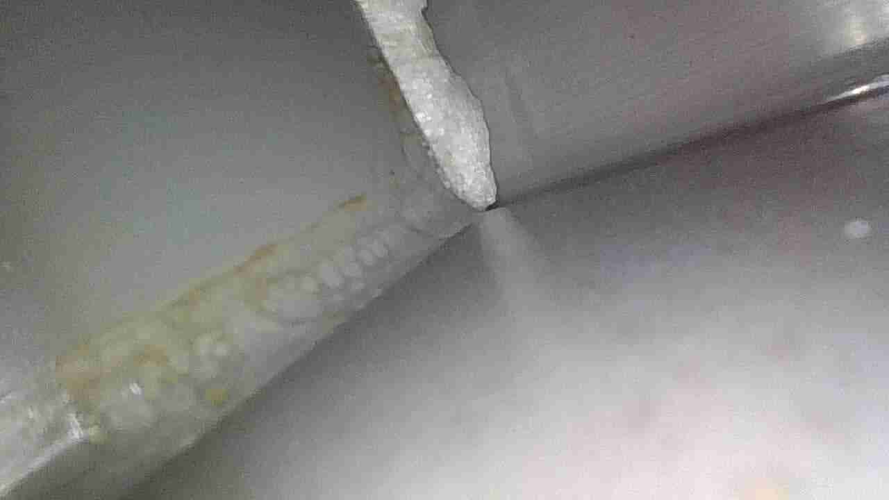 左侧门槛梁内侧浸水痕迹实拍