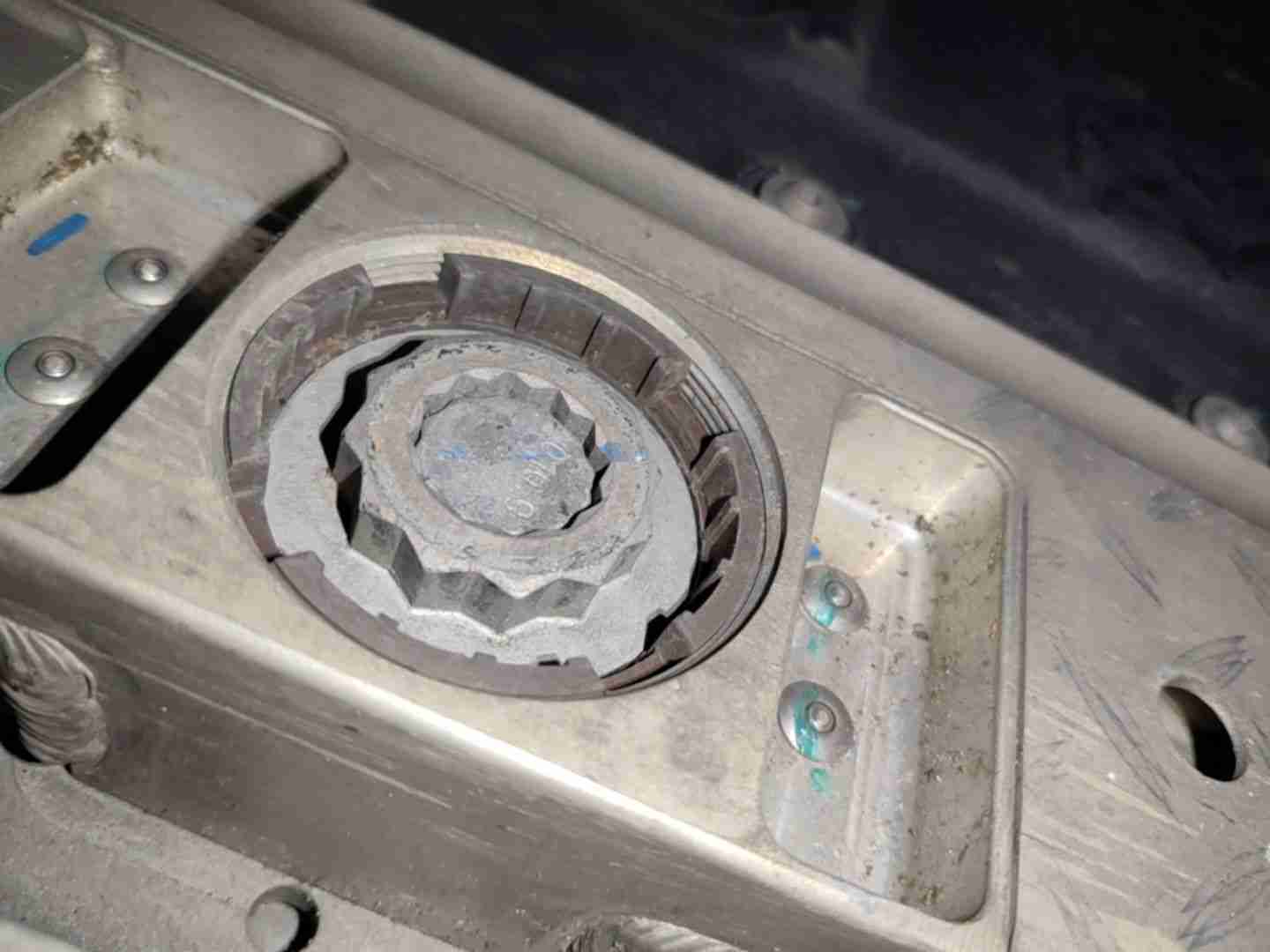 动力电池箱底板更换记录相关图片