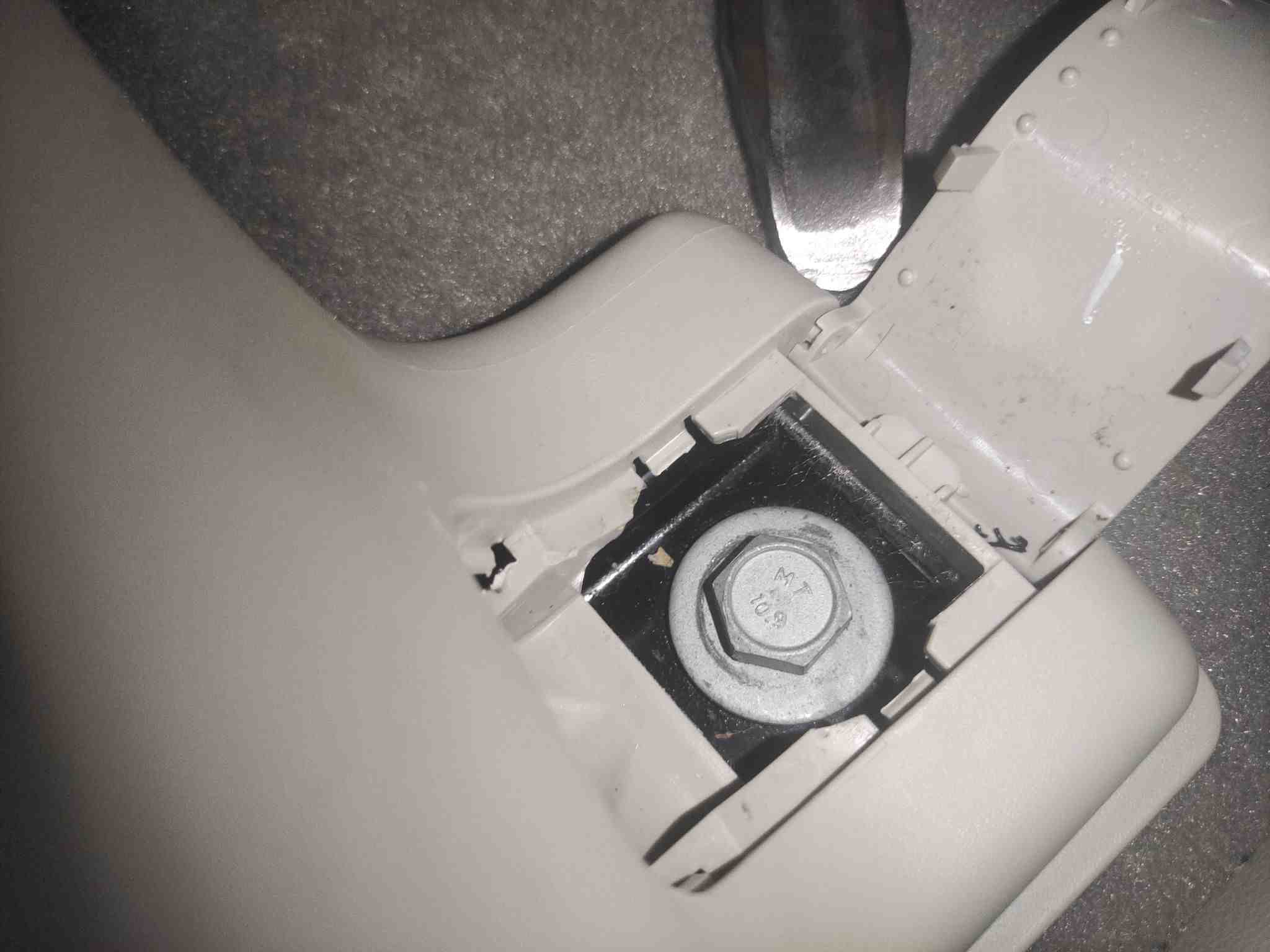 右前座椅滑轨拆卸痕迹实拍