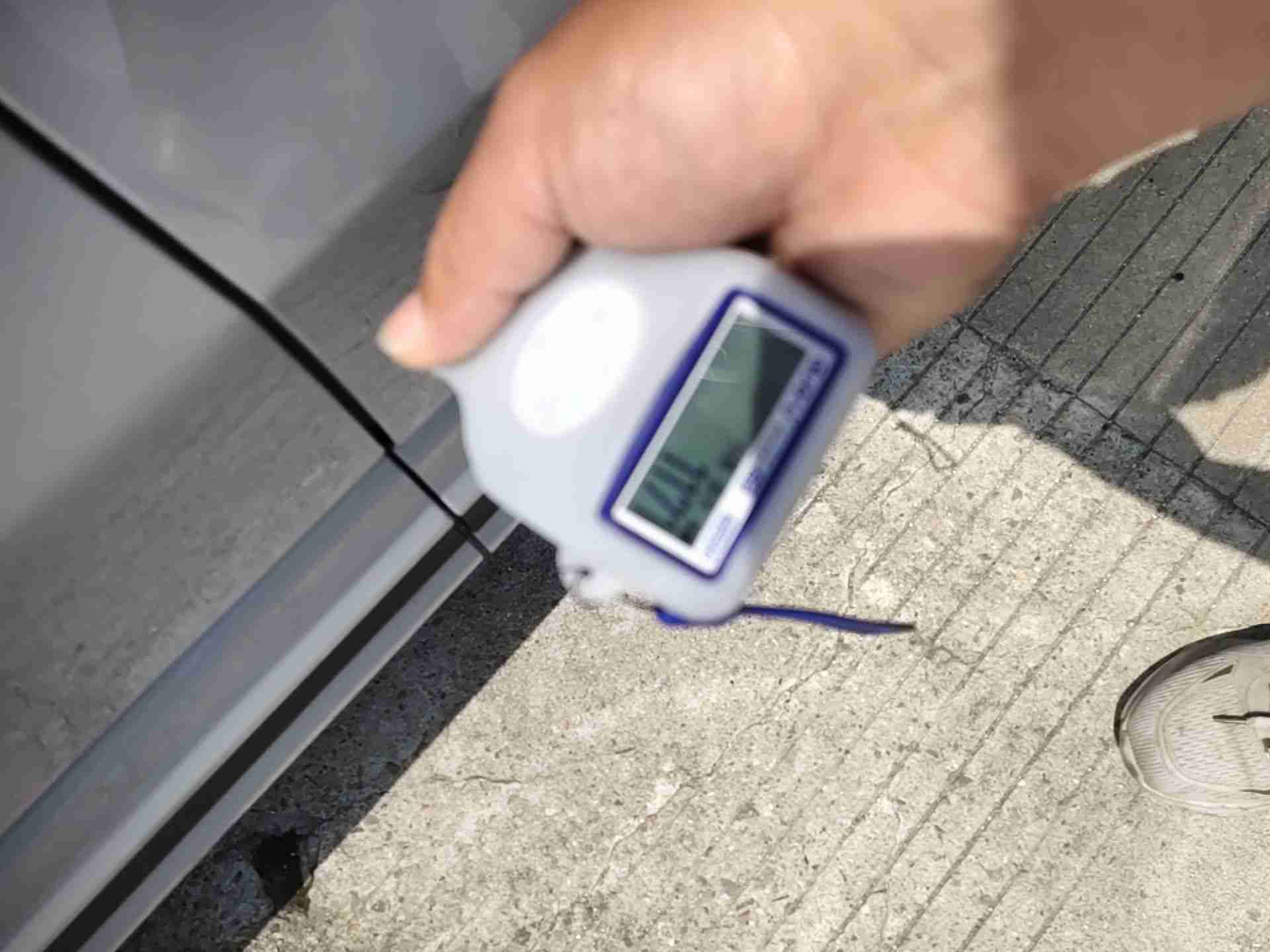 右侧前门漆面修复痕迹实拍