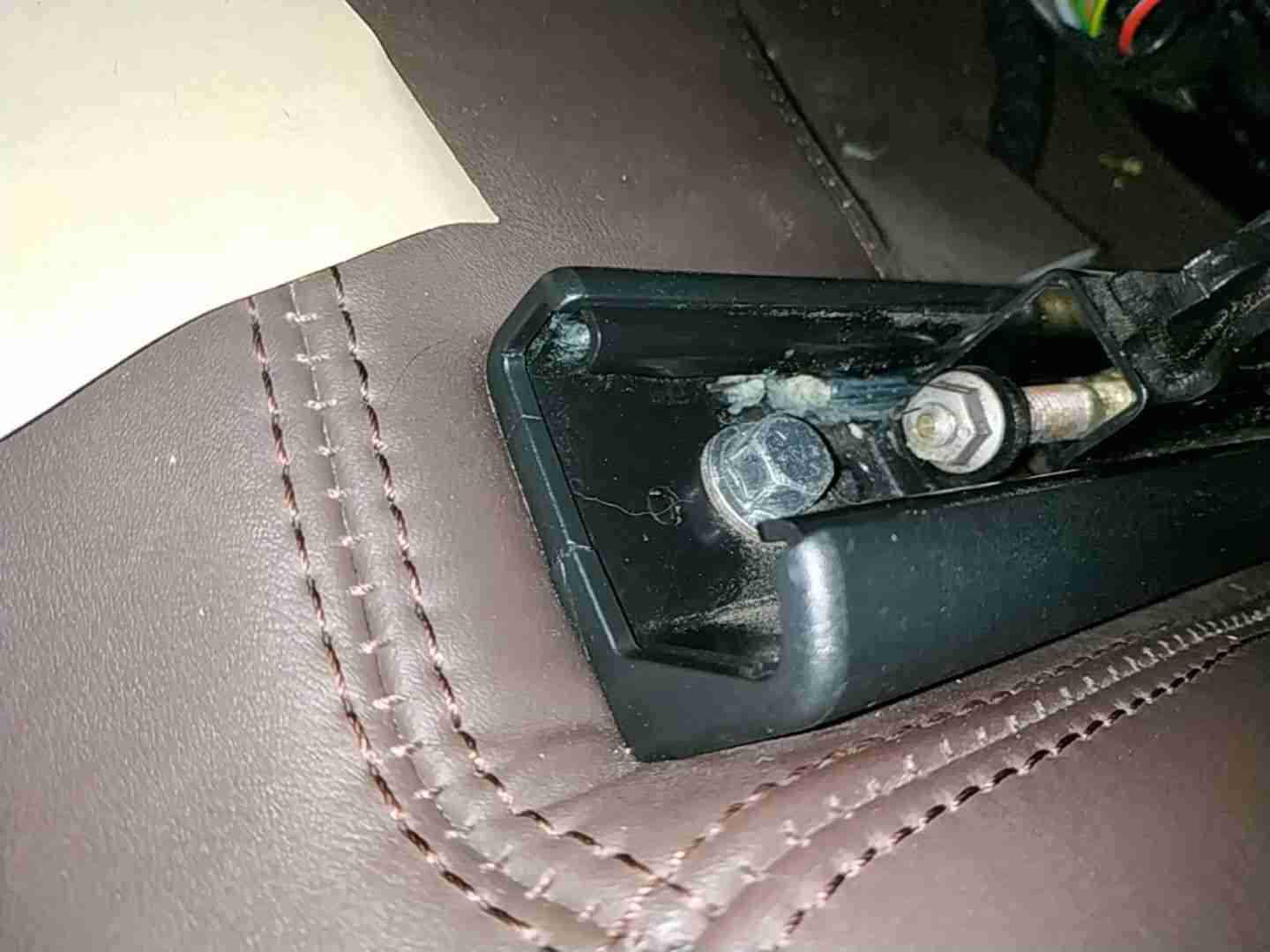 左前座椅滑轨拆卸痕迹实拍