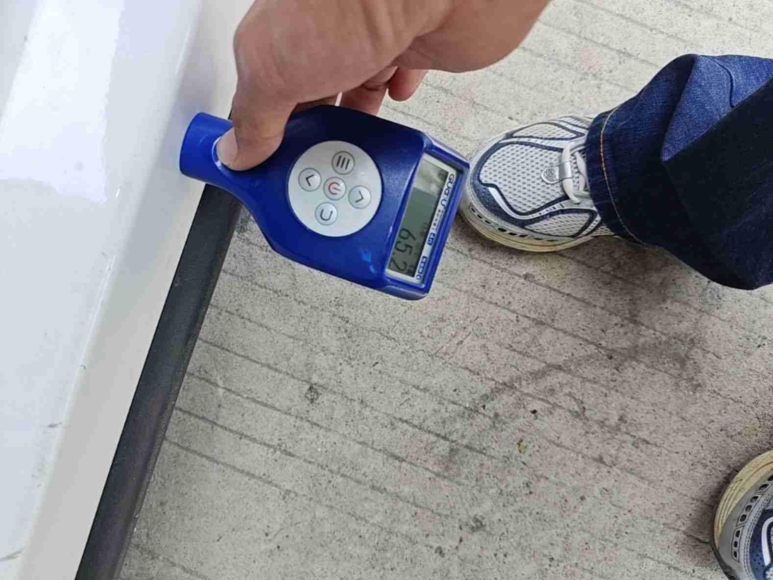 左侧门槛梁漆面损伤实拍