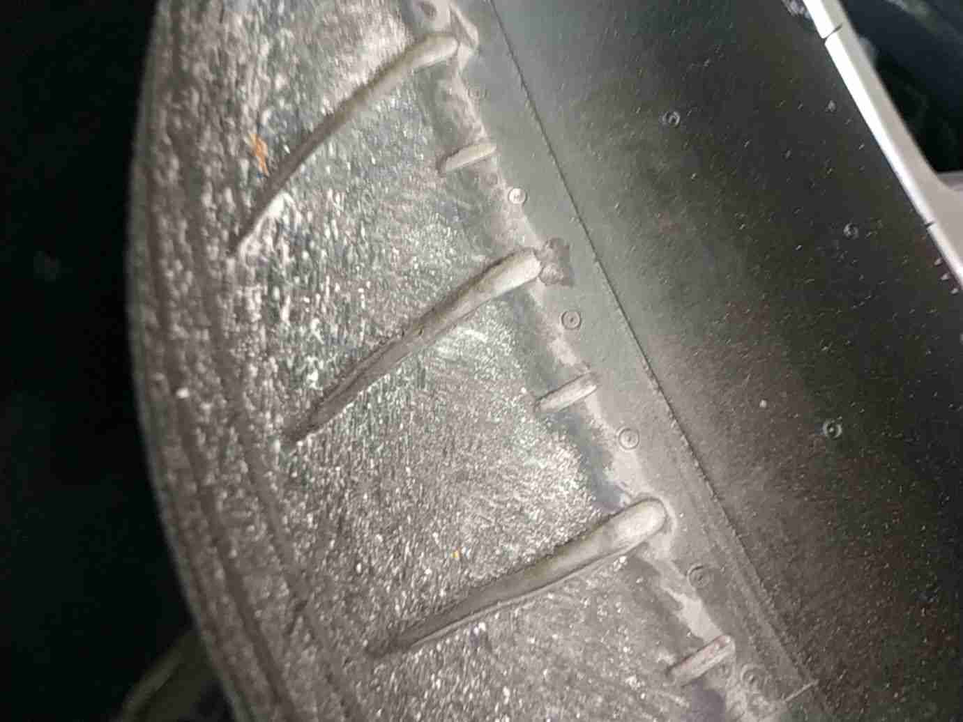 右前轮胎正常磨损状态实拍