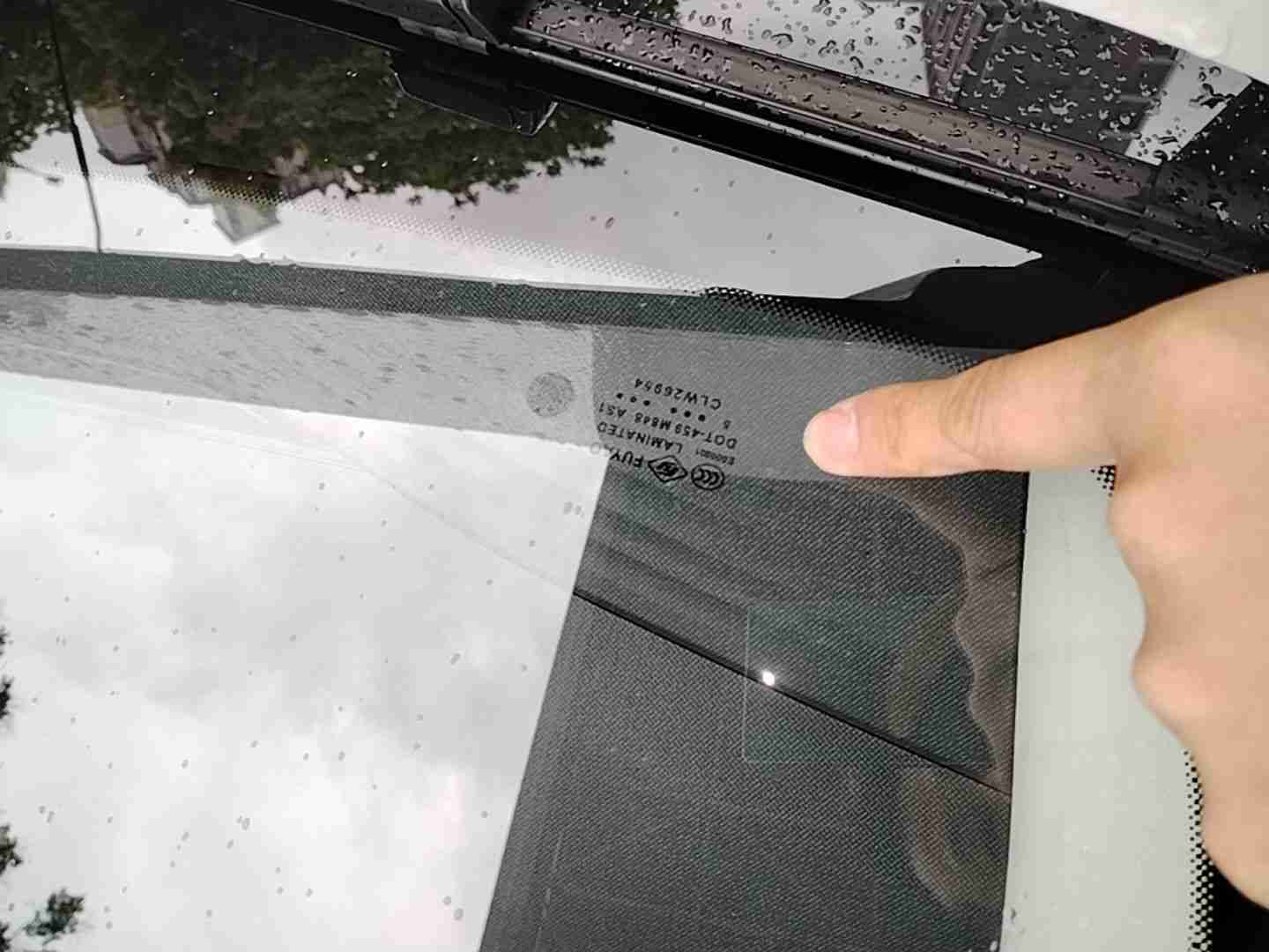 前风挡玻璃更换痕迹实拍