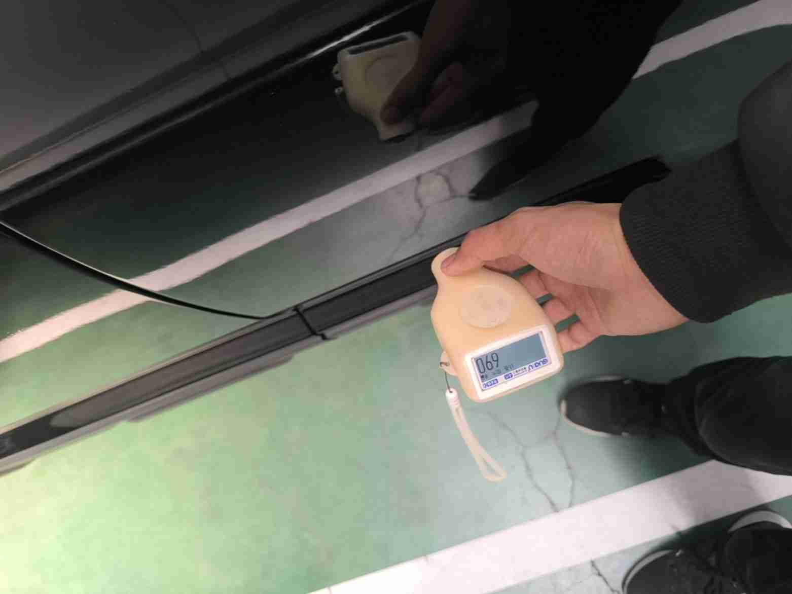 左侧后门钣金喷漆痕迹实拍